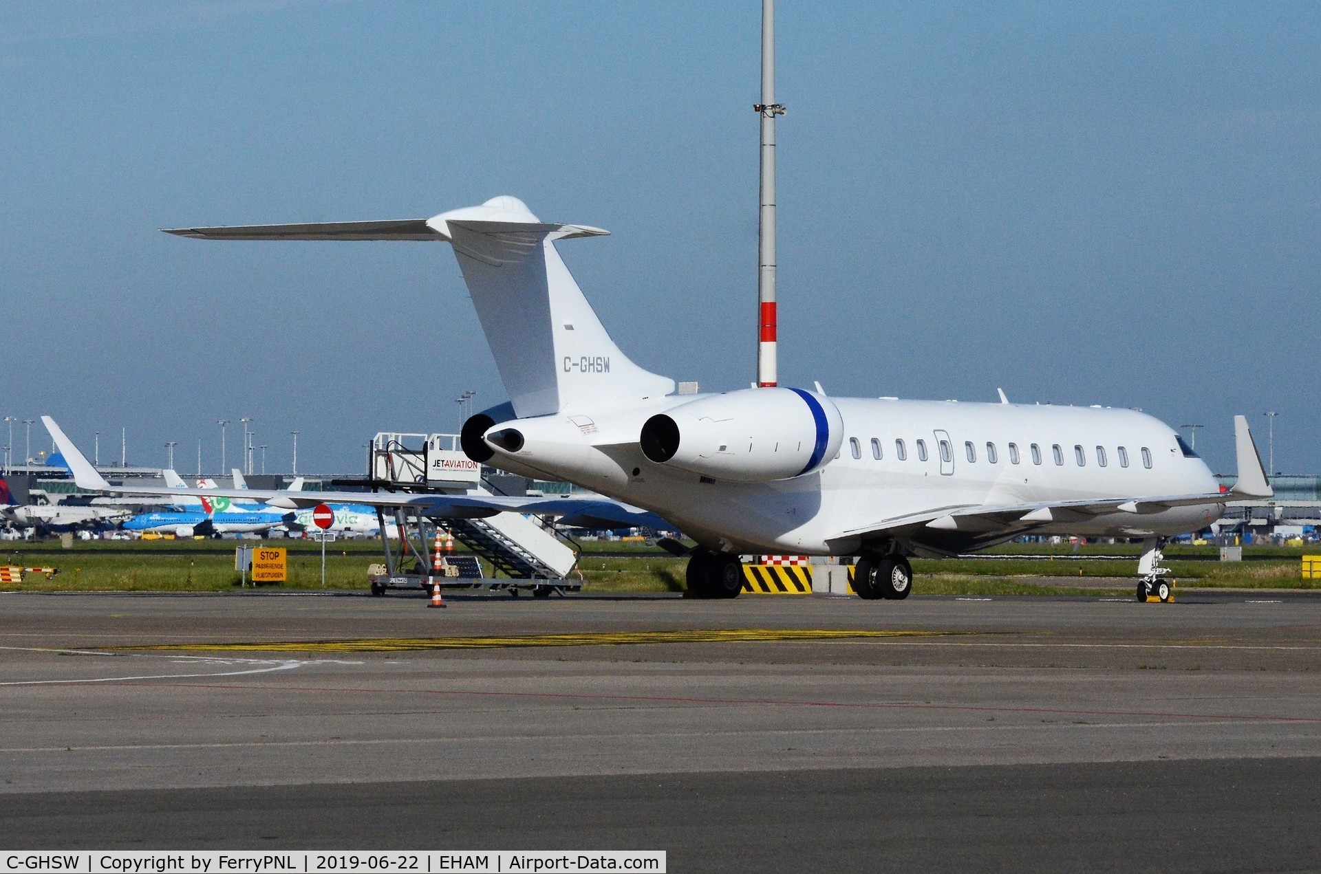 C-GHSW, 2014 Bombardier BD700-1A10 Global 6000 C/N 9640, Global 6000 on the ramp at AMS