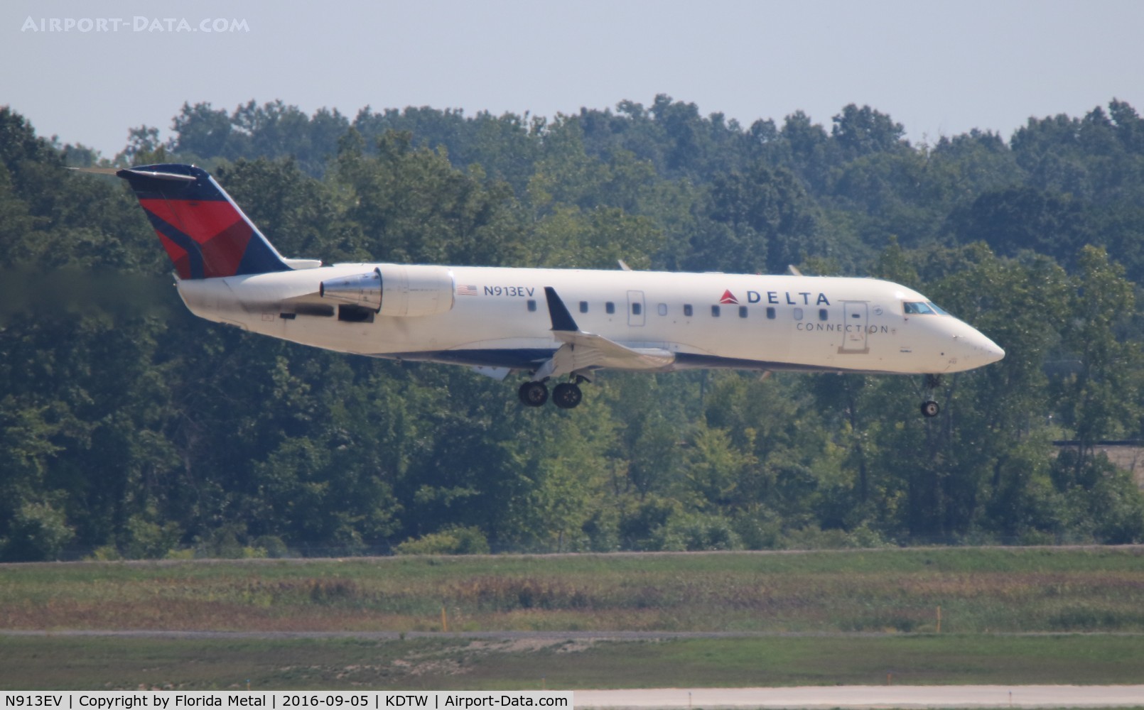 N913EV, 2002 Bombardier CRJ-200ER (CL-600-2B19) C/N 7731, DTW spotting