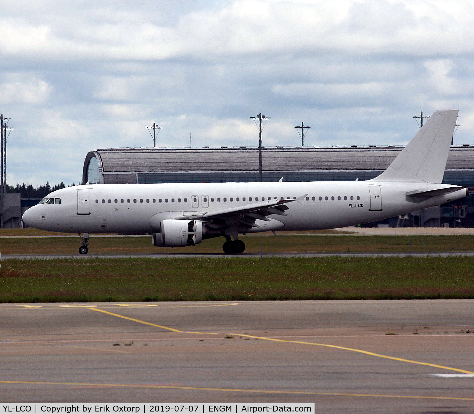 YL-LCO, 2002 Airbus A320-214 C/N 1873, YL-LCO landed rw 01L