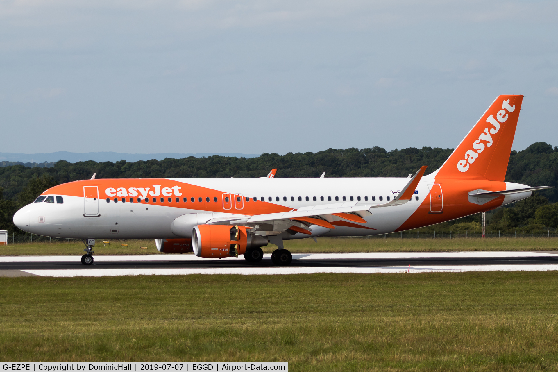 G-EZPE, 2015 Airbus A320-214 C/N 7044, Landing RWY 27