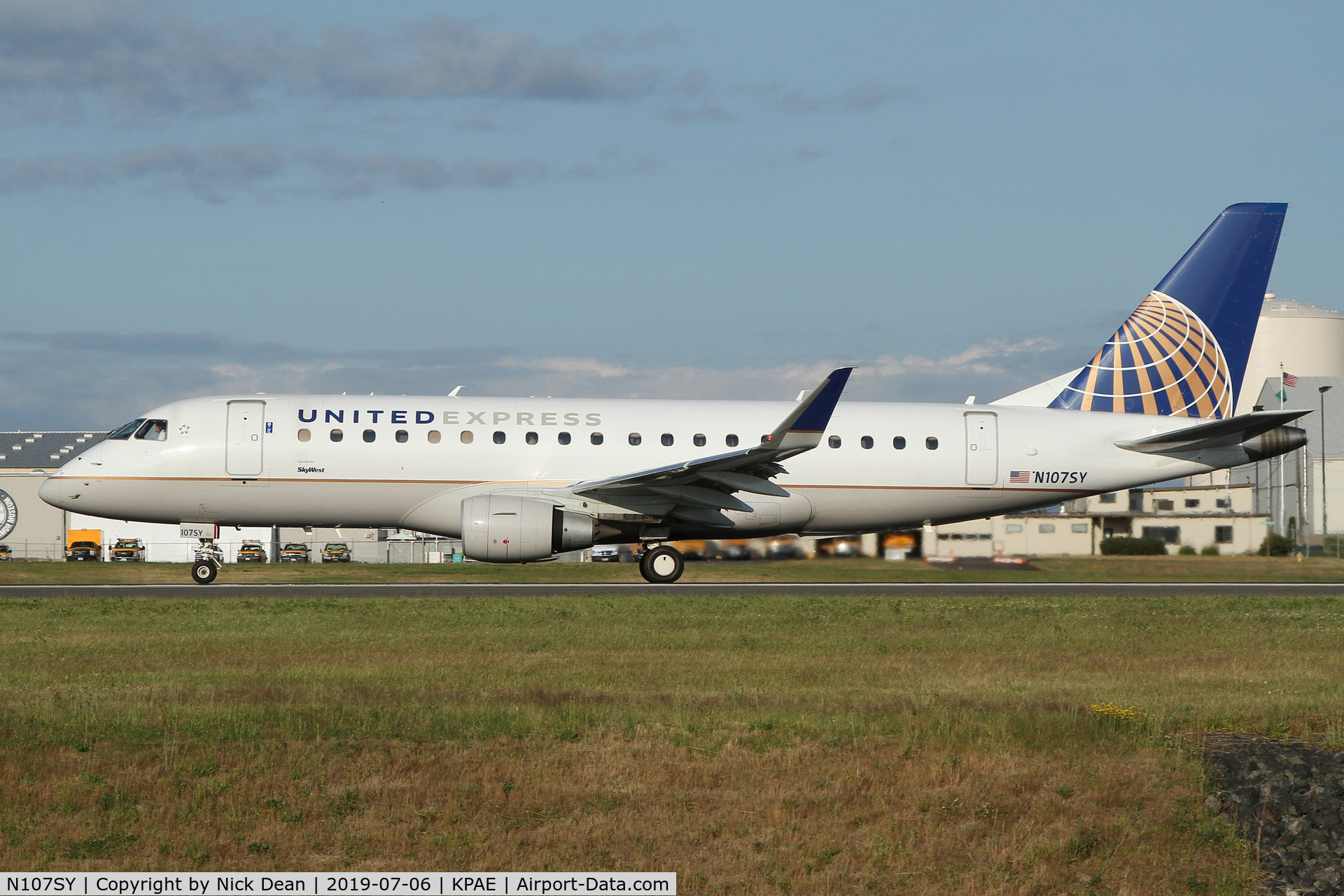 N107SY, 2014 Embraer 175LR (ERJ-170-200LR) C/N 17000400, PAE/KPAE