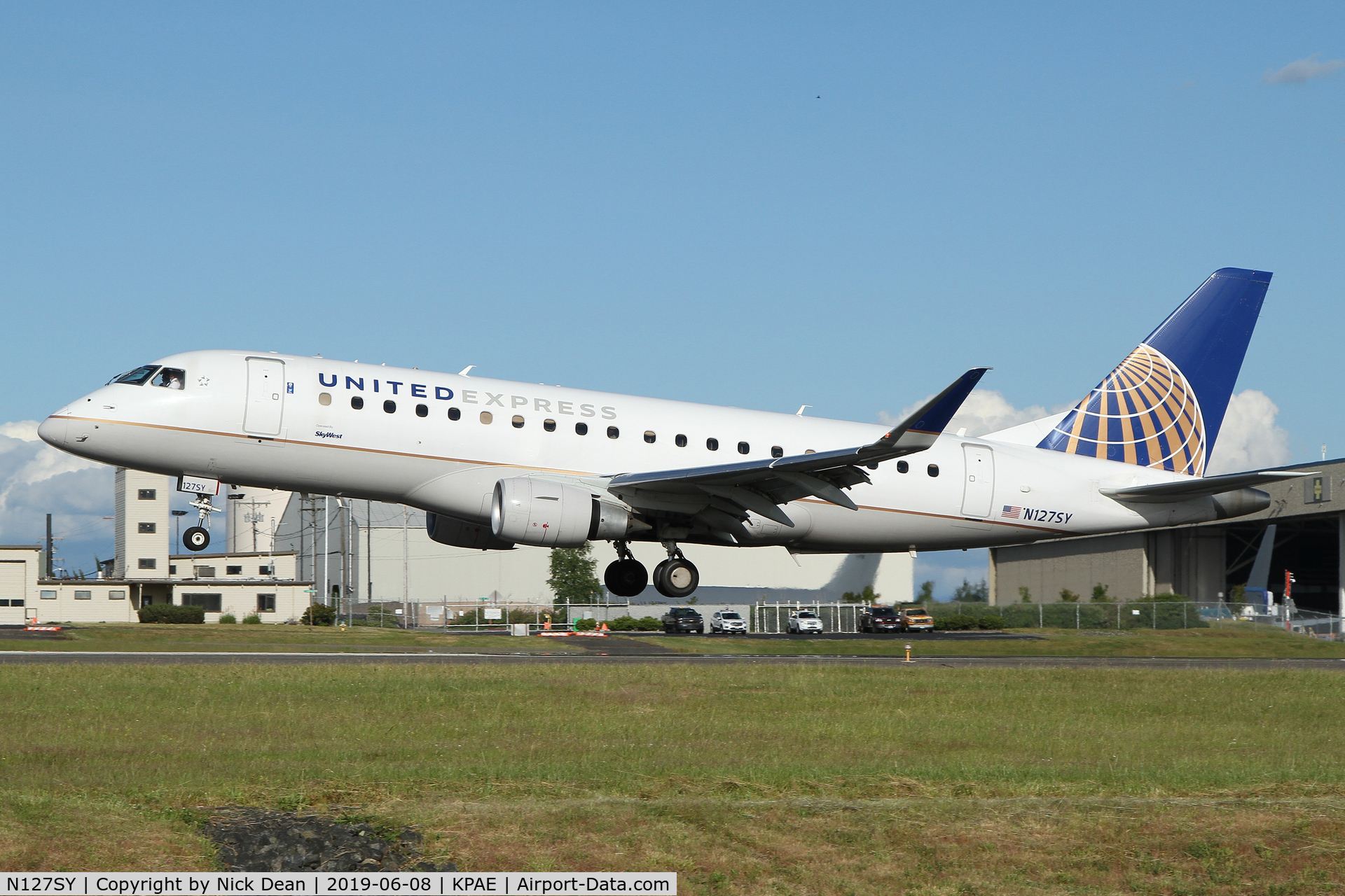 N127SY, 2014 Embraer 175LR (ERJ-170-200LR) C/N 17000441, PAE/KPAE