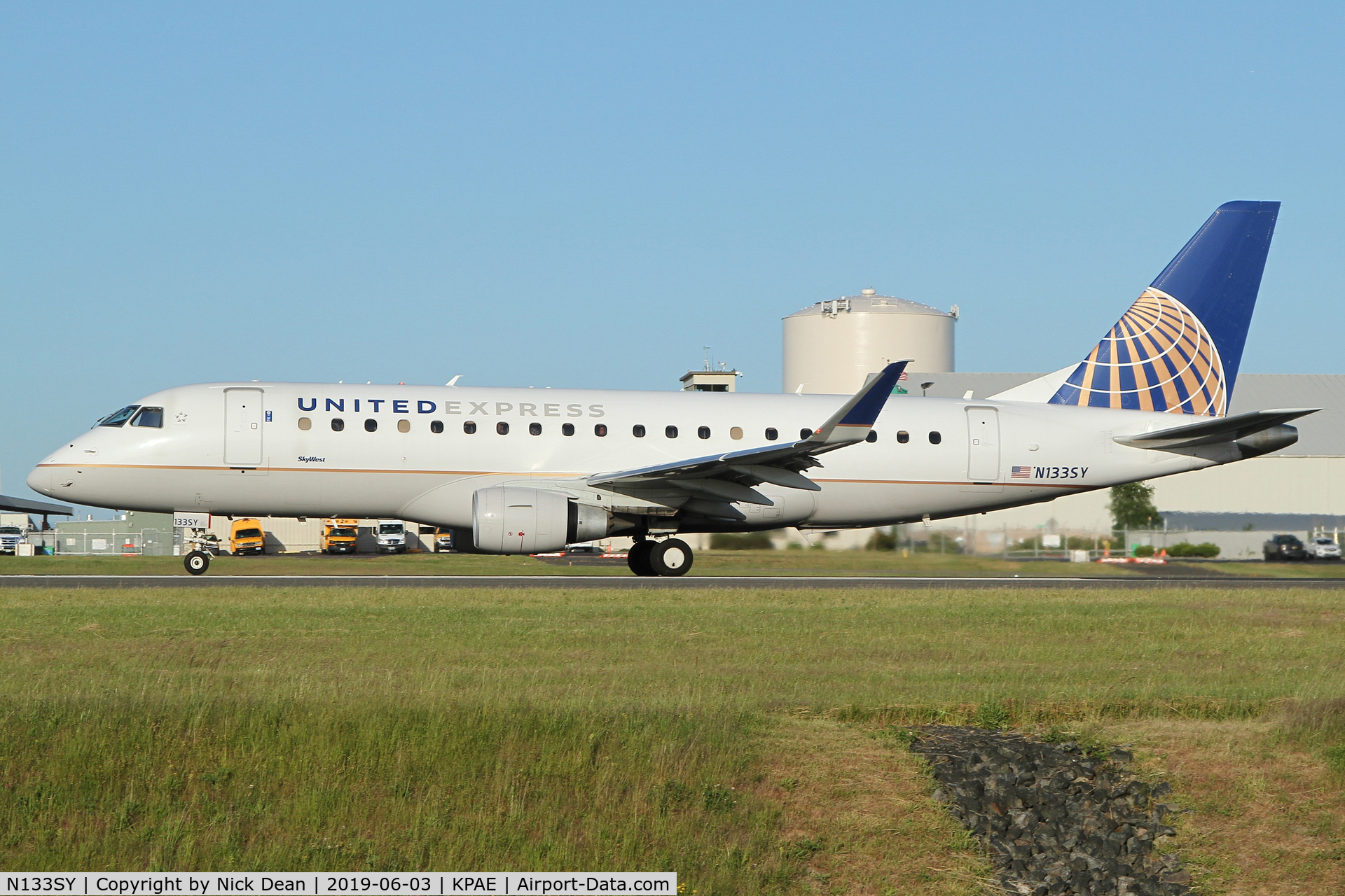 N133SY, 2015 Embraer 175LR (ERJ-170-200LR) C/N 17000452, PAE/KPAE