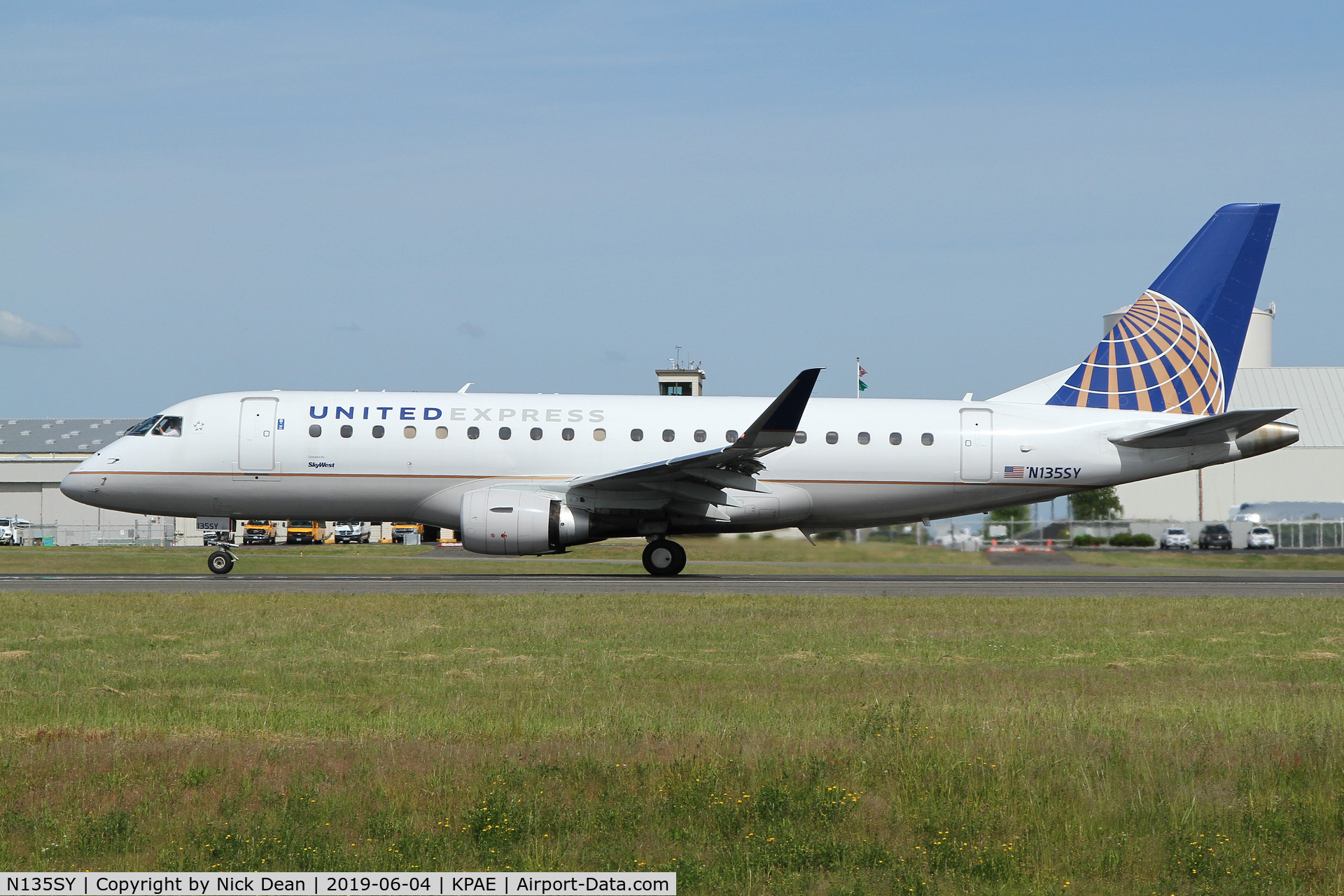 N135SY, 2015 Embraer 175LR (ERJ-170-200LR) C/N 17000460, PAE/KPAE