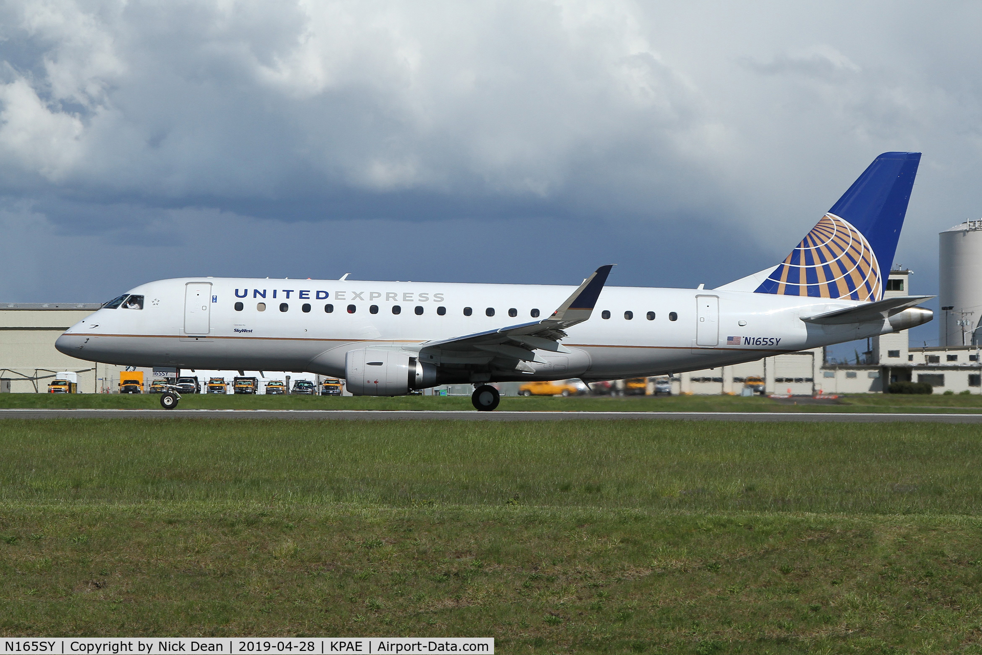 N165SY, 2016 Embraer 175LR (ERJ-170-200LR) C/N 17000613, PAE/KPAE