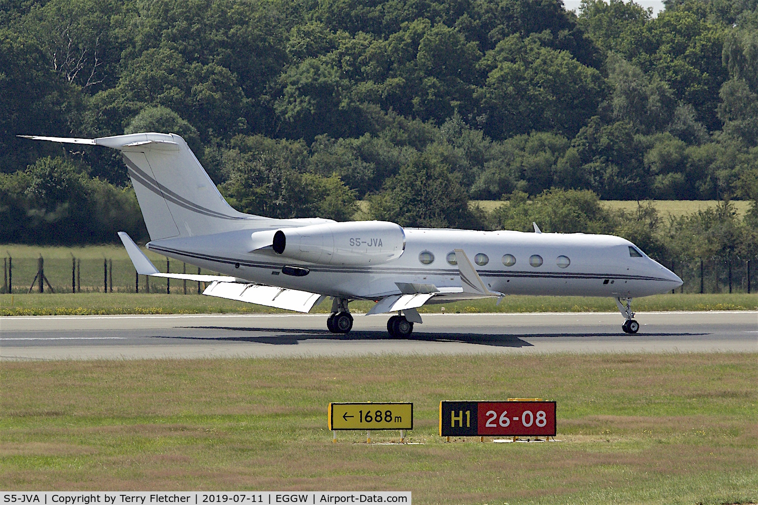 S5-JVA, Gulfstream Aerospace GIV-X (G450) C/N 4265, at Luton