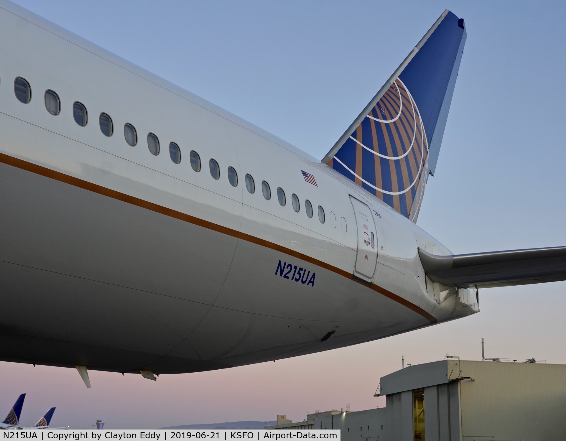 N215UA, 2000 Boeing 777-222 C/N 30221, SFO 2019.