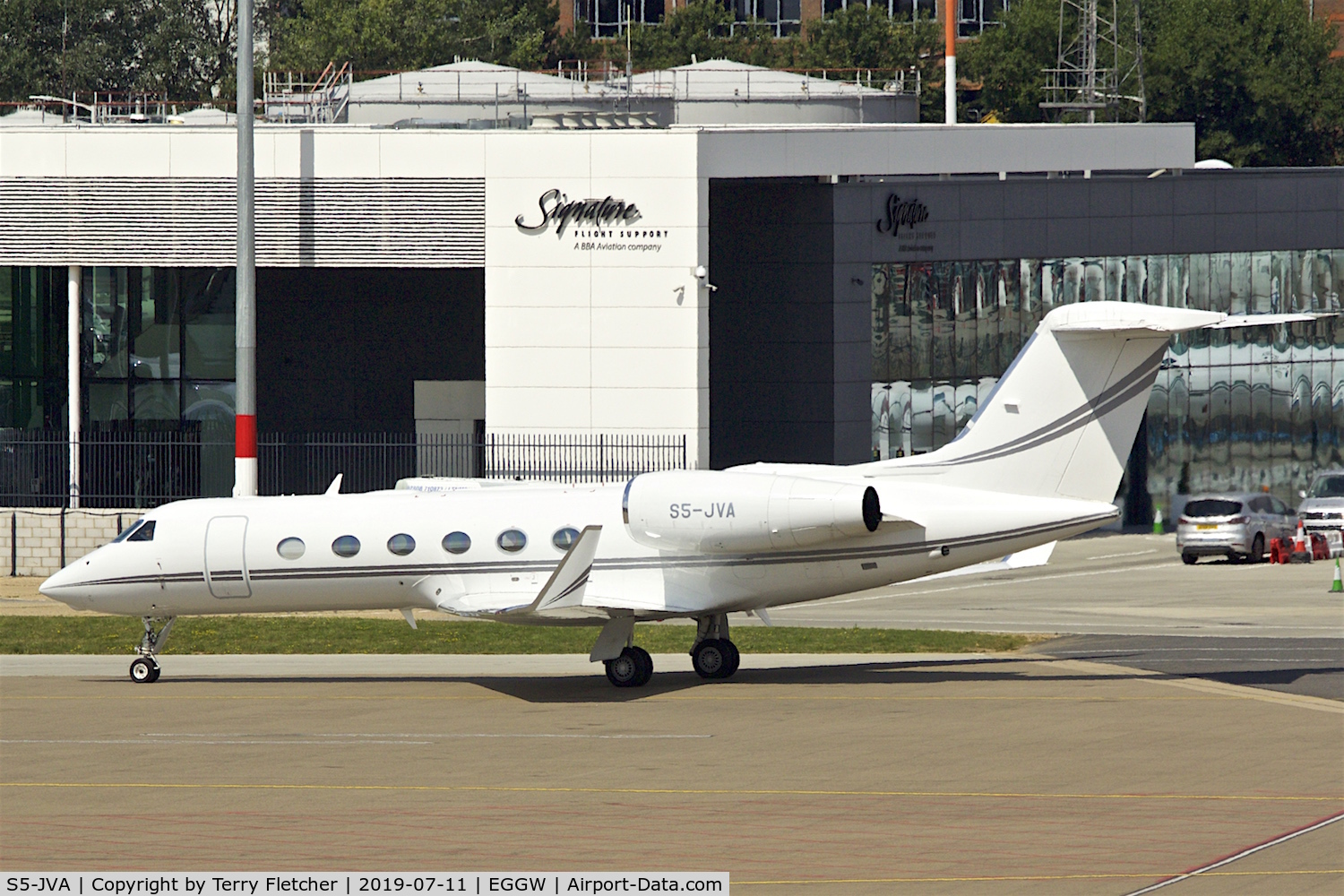 S5-JVA, Gulfstream Aerospace GIV-X (G450) C/N 4265, At Luton