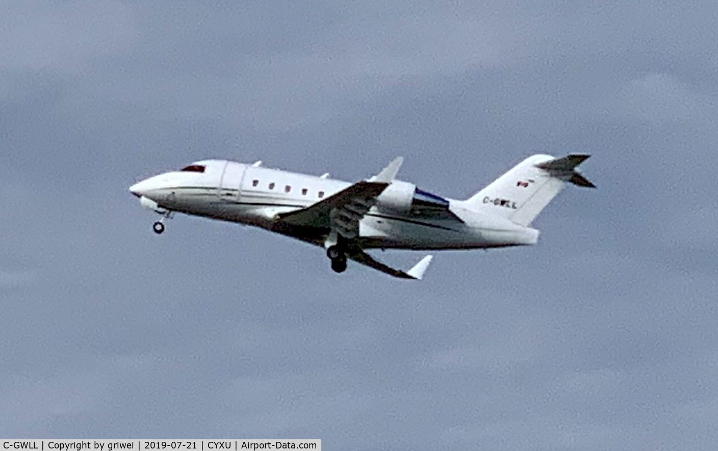 C-GWLL, 2001 Bombardier Challenger 604 (CL-600-2B16) C/N 5484, Right after takeoff.