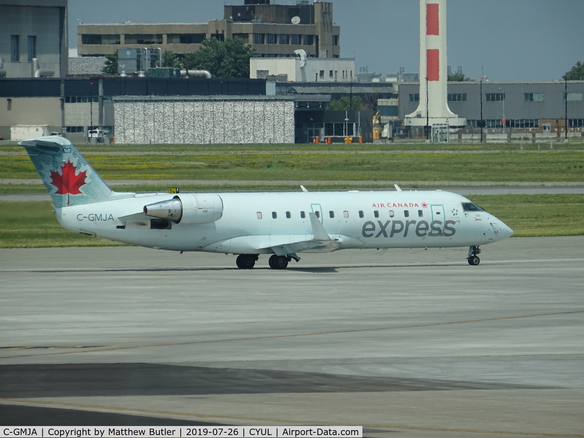 C-GMJA, 2004 Bombardier CRJ-200ER (CL-600-2B19) C/N 8003, Taxiing at YUL