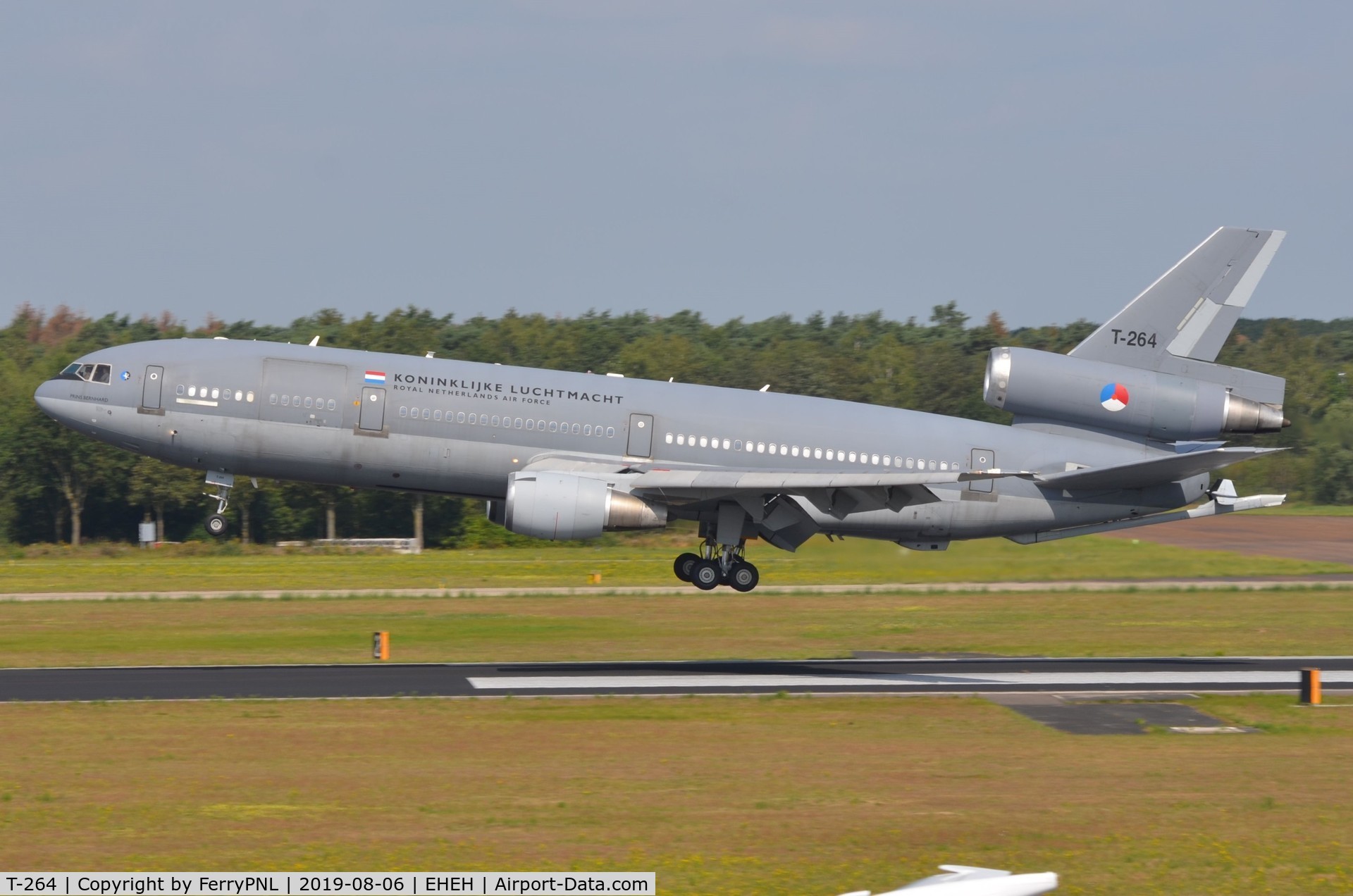 T-264, 1978 McDonnell Douglas KDC-10-30CF C/N 46985, KLU KDC-10 over the piano stripes.