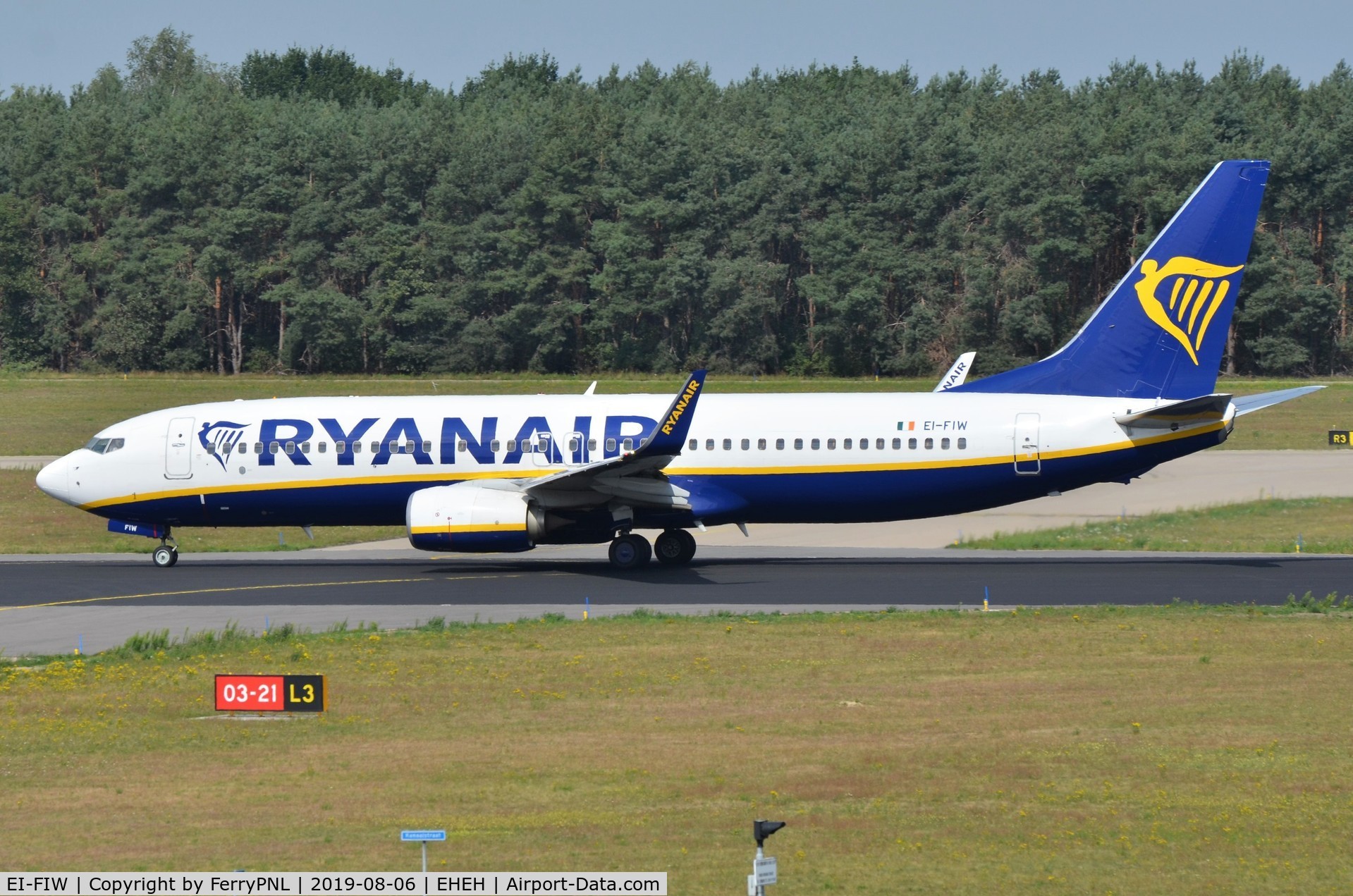 EI-FIW, 2015 Boeing 737-8AS C/N 44706, Ryanair B738 arriving
