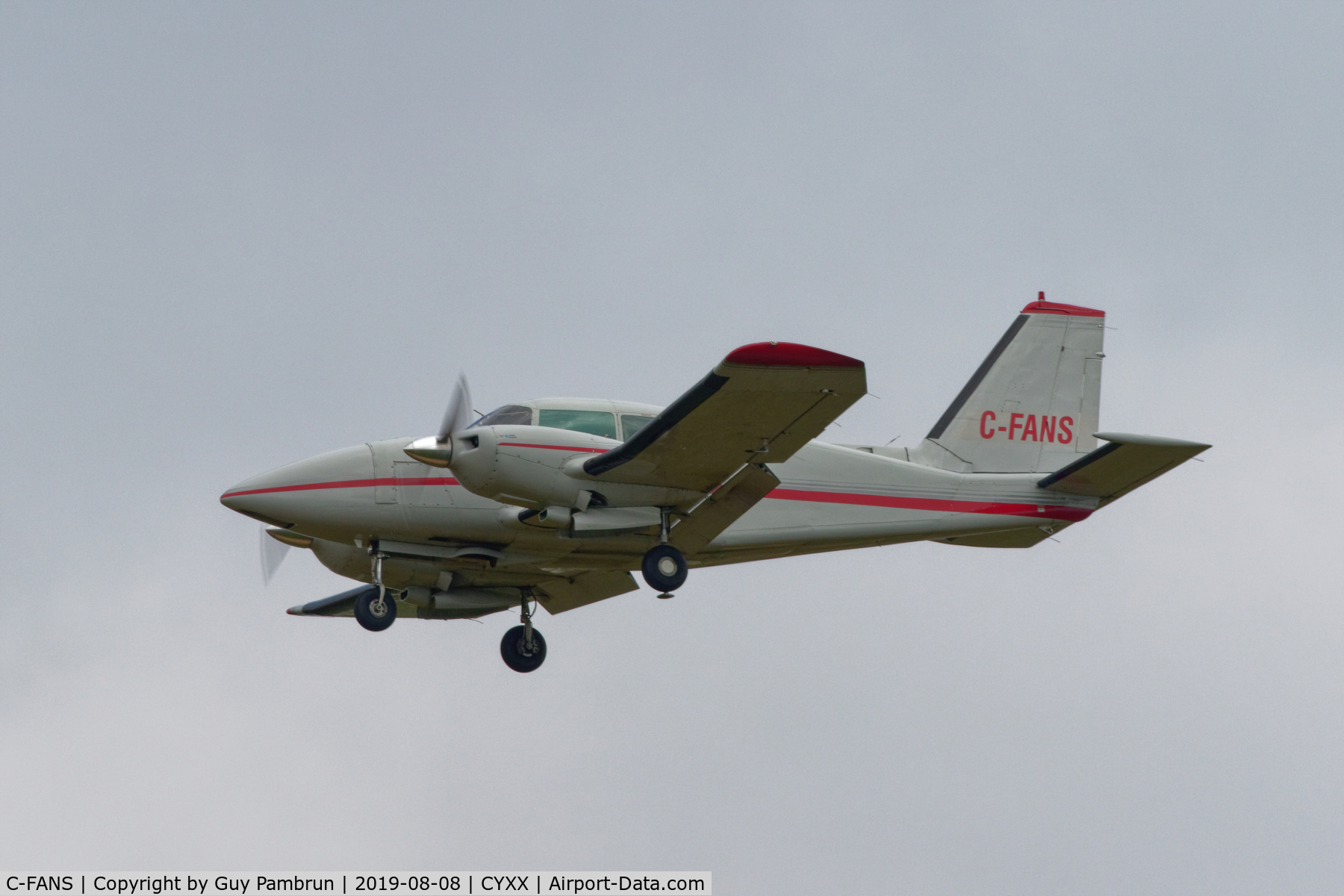 C-FANS, 1979 Piper PA-23-250 Aztec C/N 27-7954081, Landing