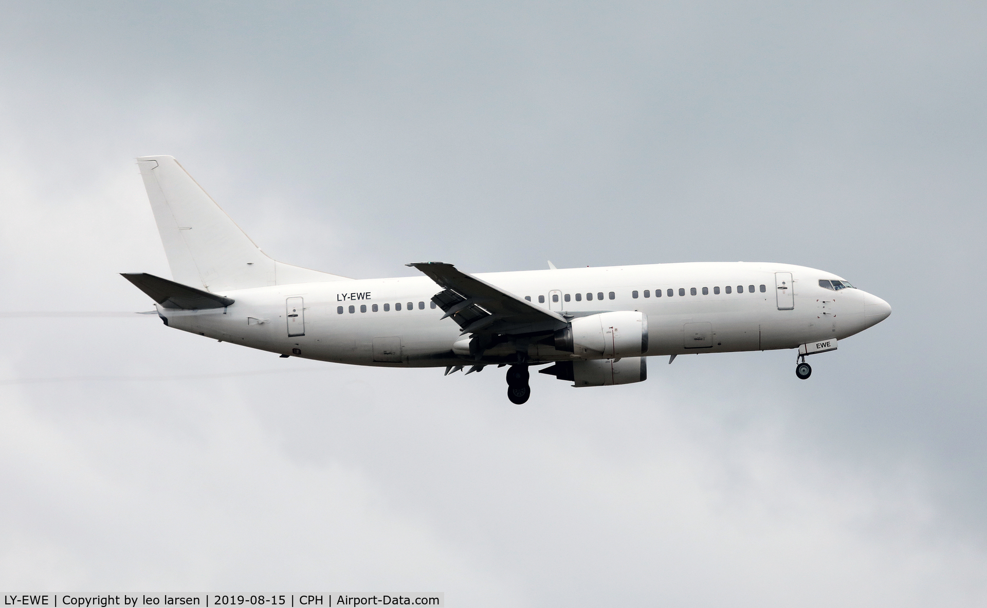 LY-EWE, 1997 Boeing 737-33R C/N 28873, Copenhagen 15.8.2019 on final to R-22L