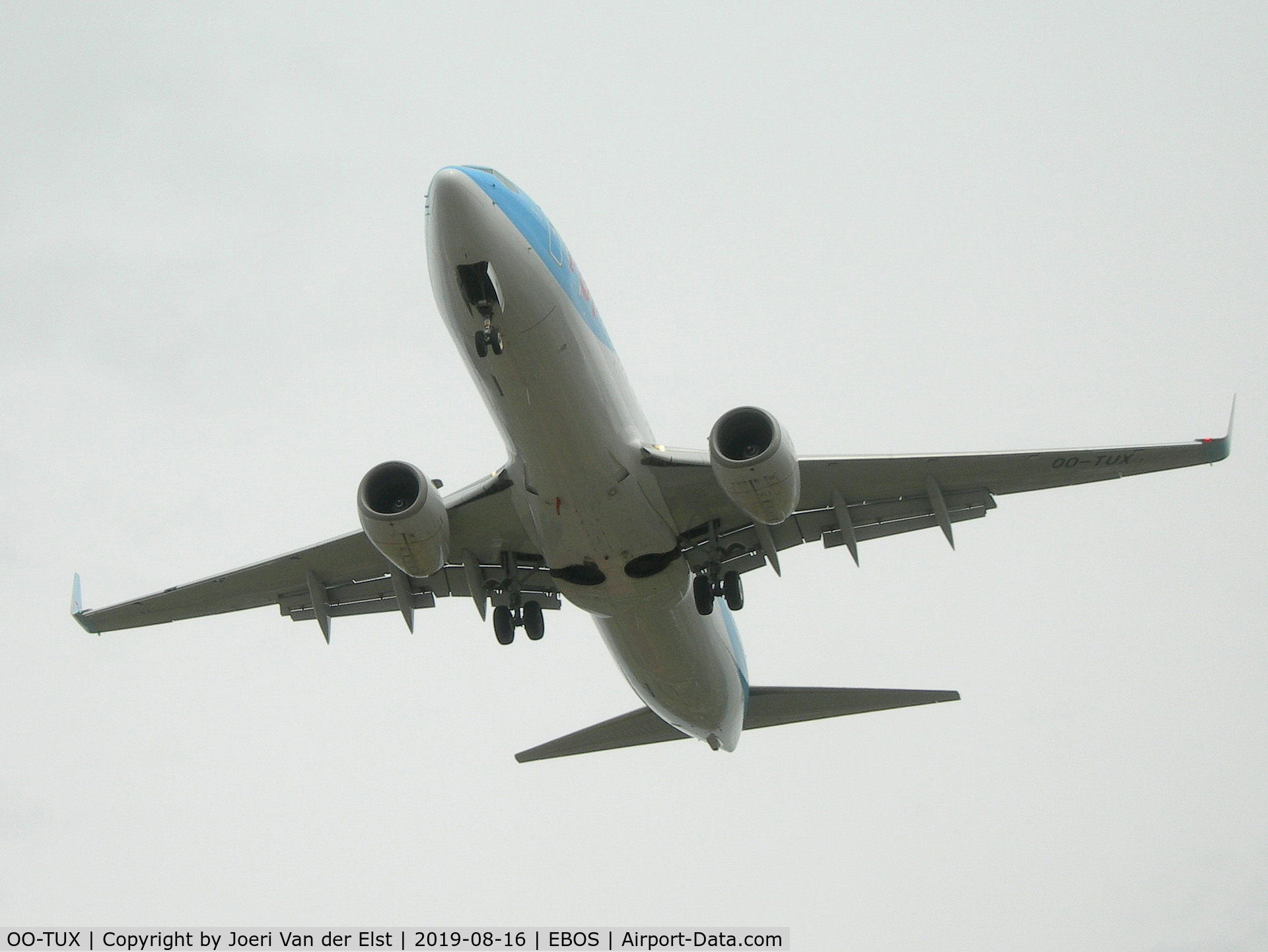 OO-TUX, 2009 Boeing 737-86N C/N 35647, Moments before touchdown rwy26
