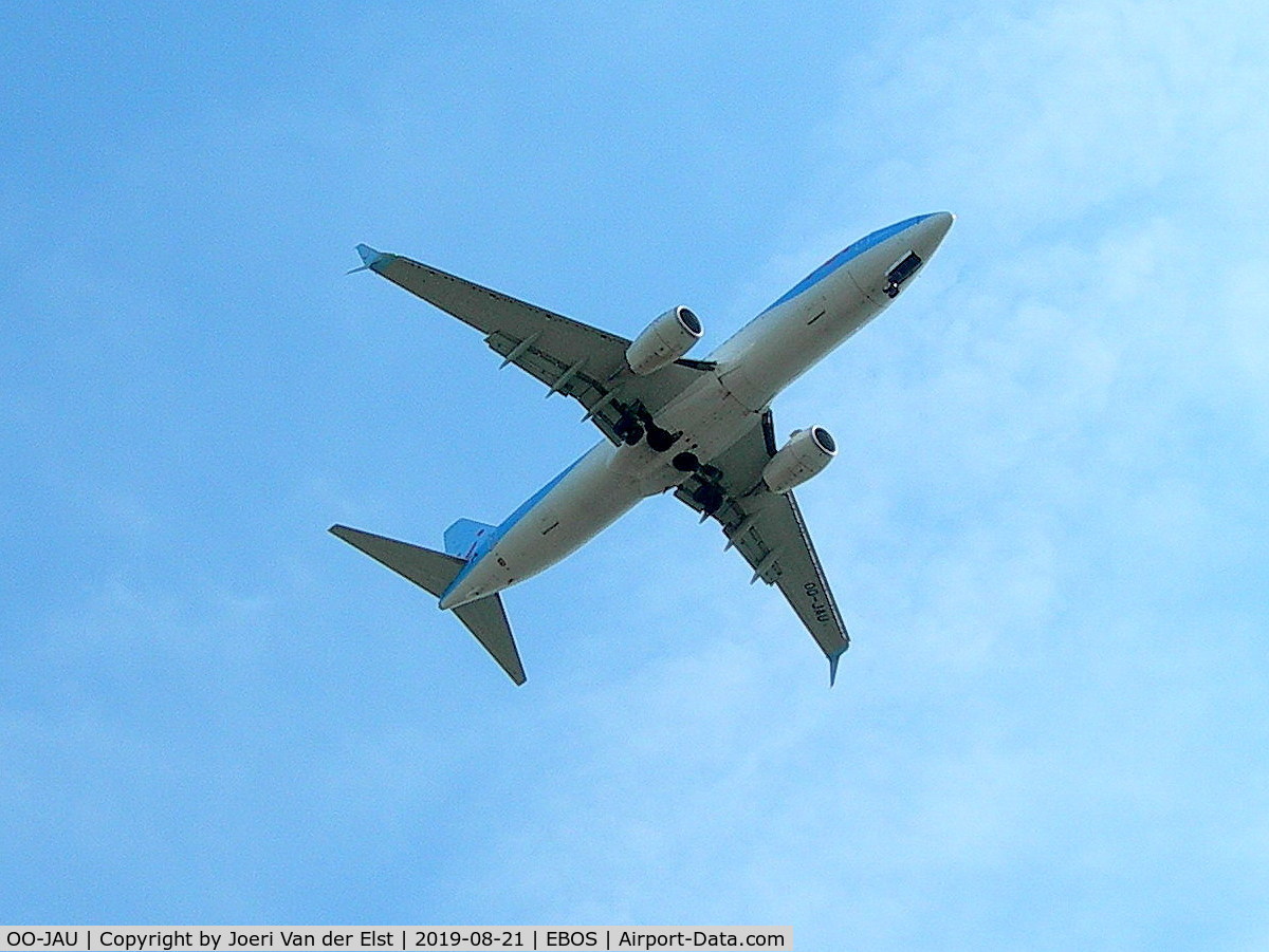 OO-JAU, 2013 Boeing 737-8K5 C/N 37250, Moments before touchdown rwy26