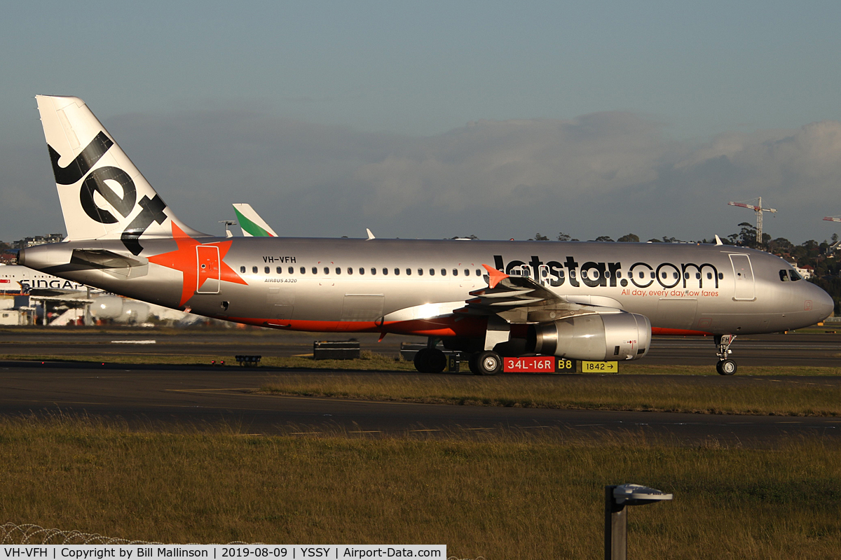 VH-VFH, 2012 Airbus A320-232 C/N 5211, TAXIING