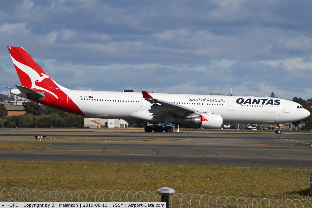 VH-QPD, 2004 Airbus A330-303 C/N 0574, taxiing