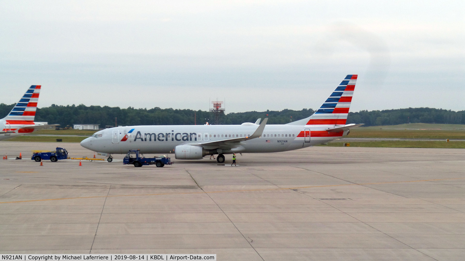 N921AN, 1999 Boeing 737-823 C/N 29522, American 737 being readied for takeoff, early AM @ Bradley airport