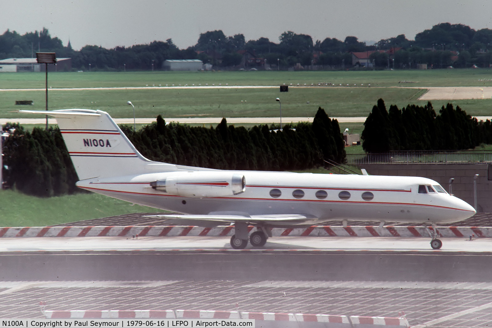 N100A, 1970 Grumman G-1159 Gulfstream II C/N 89, At Paris-Orly.