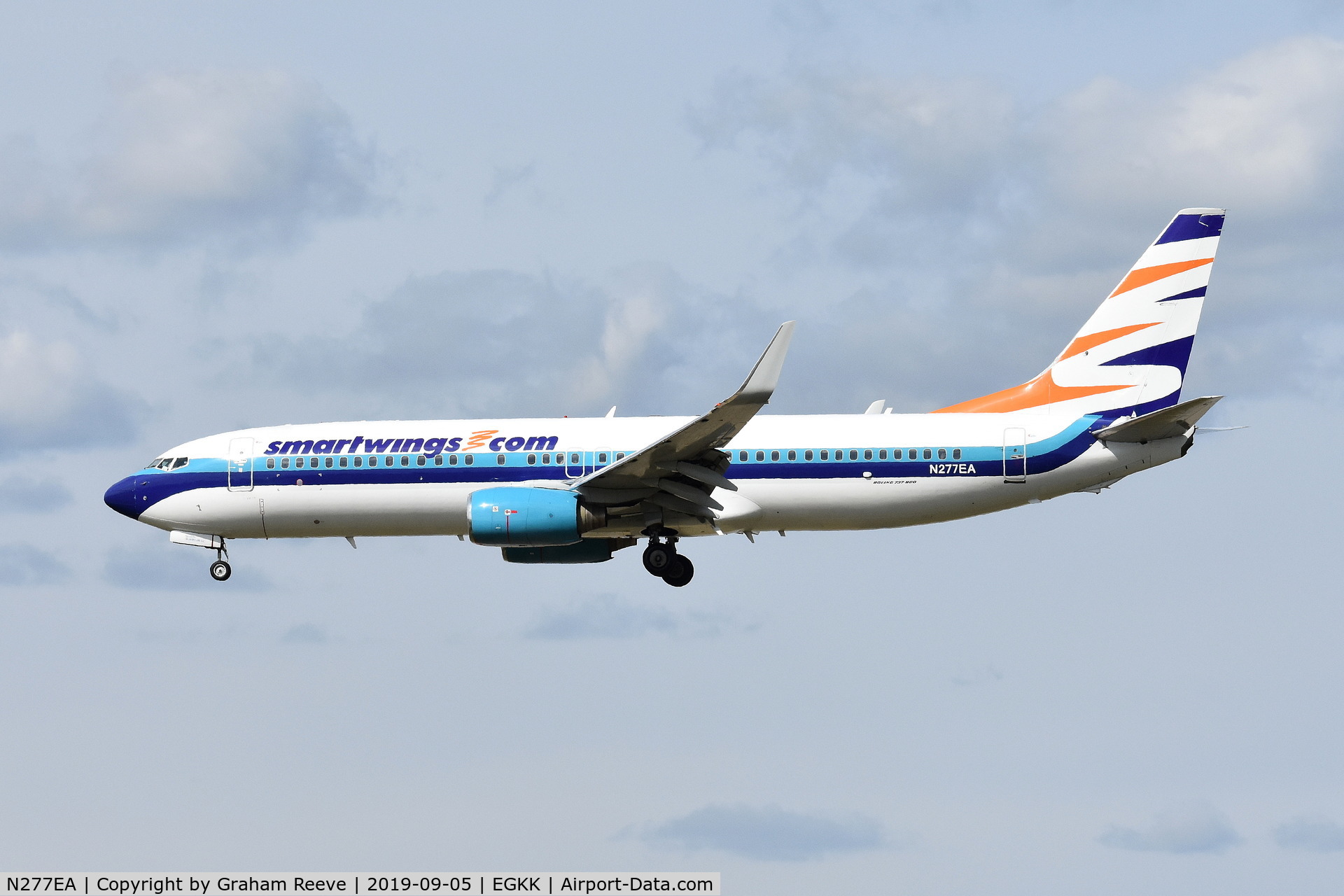 N277EA, 2001 Boeing 737-8CX C/N 32359, Landing at Gatwick.