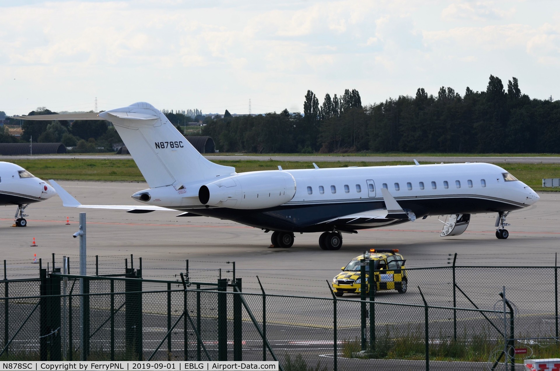 N878SC, 2014 Bombardier BD-700-1A10 Global 6000 C/N 9614, Glex waiting for its pax in LGG
