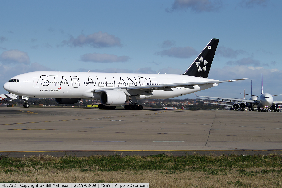 HL7732, 2004 Boeing 777-28E/ER C/N 29174, waiting for 2-5