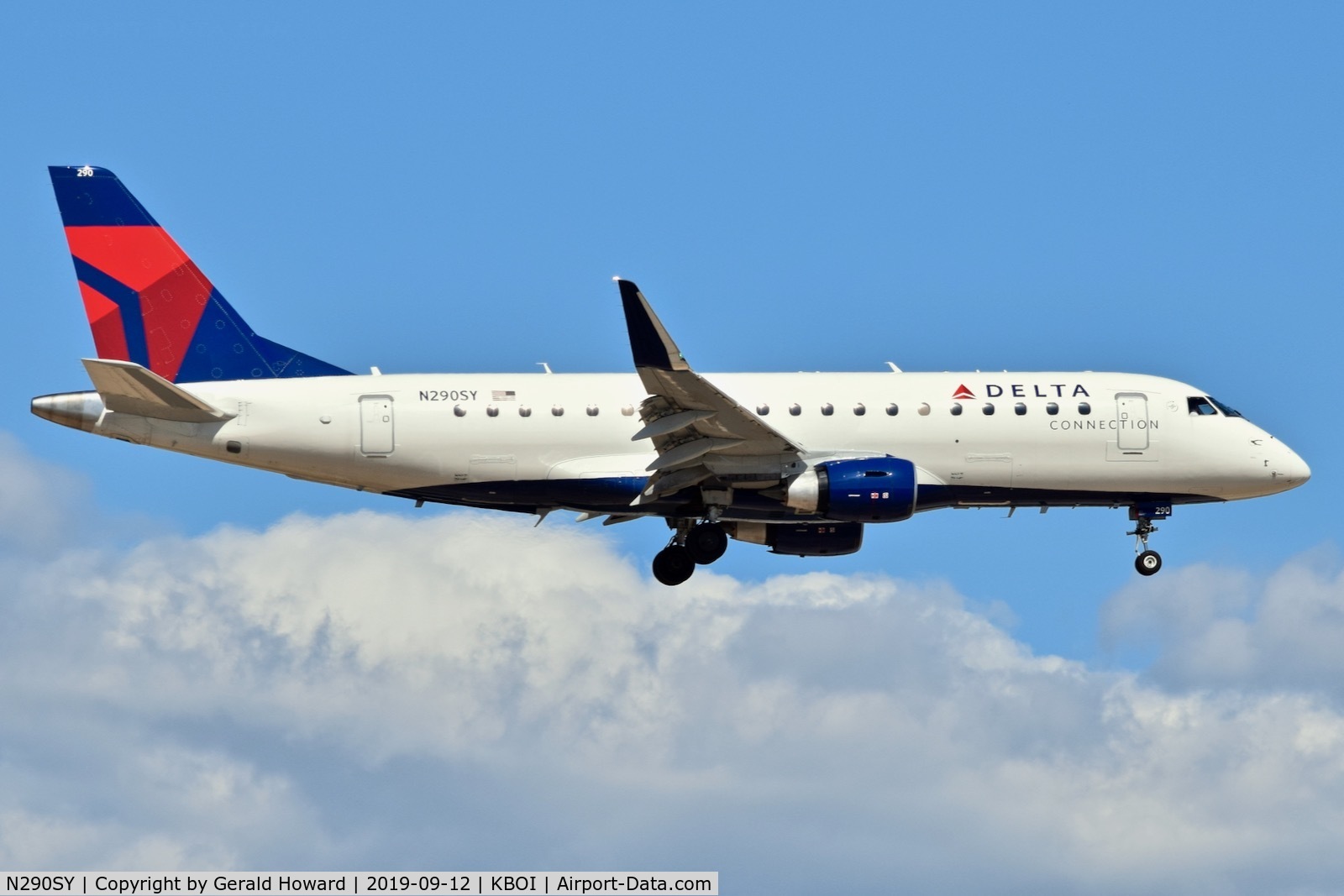 N290SY, 2018 Embraer 175LR (ERJ-170-200LR) C/N 17000758, Landing RWY 10L.