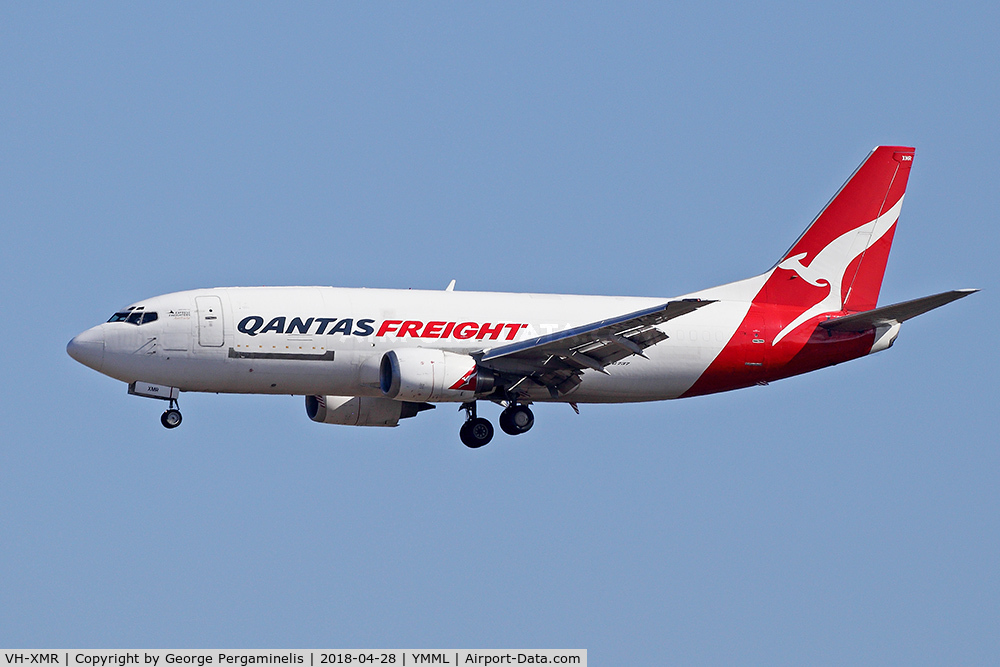 VH-XMR, 1987 Boeing 737-376F C/N 23490, On final for runway 16.