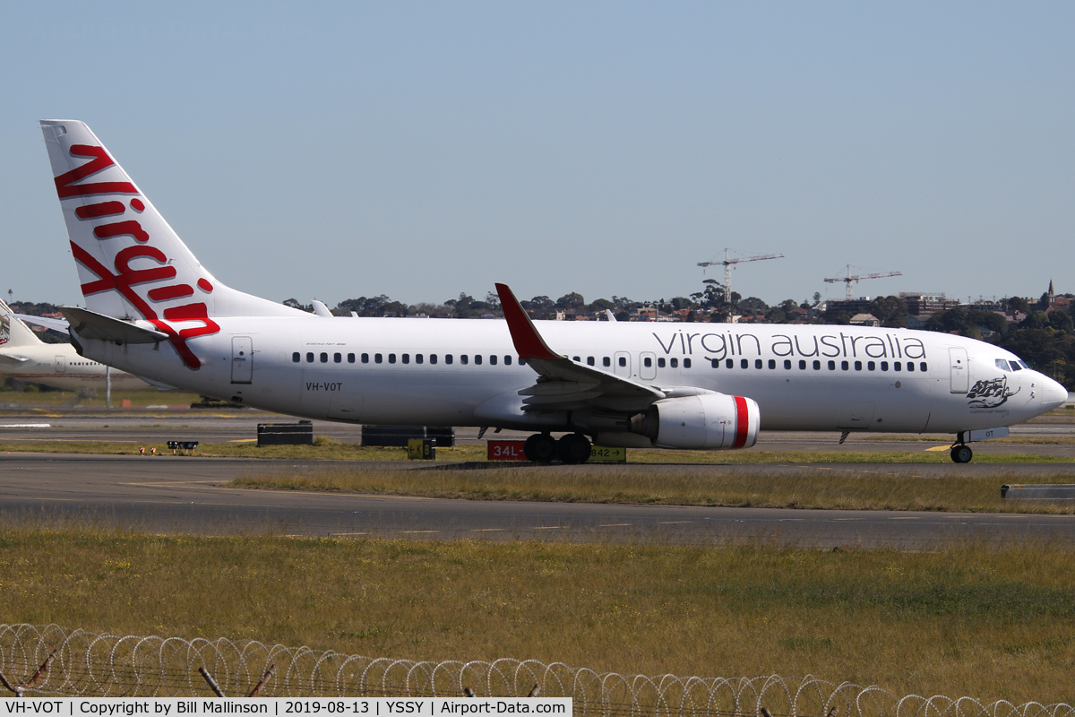 VH-VOT, 2004 Boeing 737-8FE C/N 33801, taxiing from 1-6L