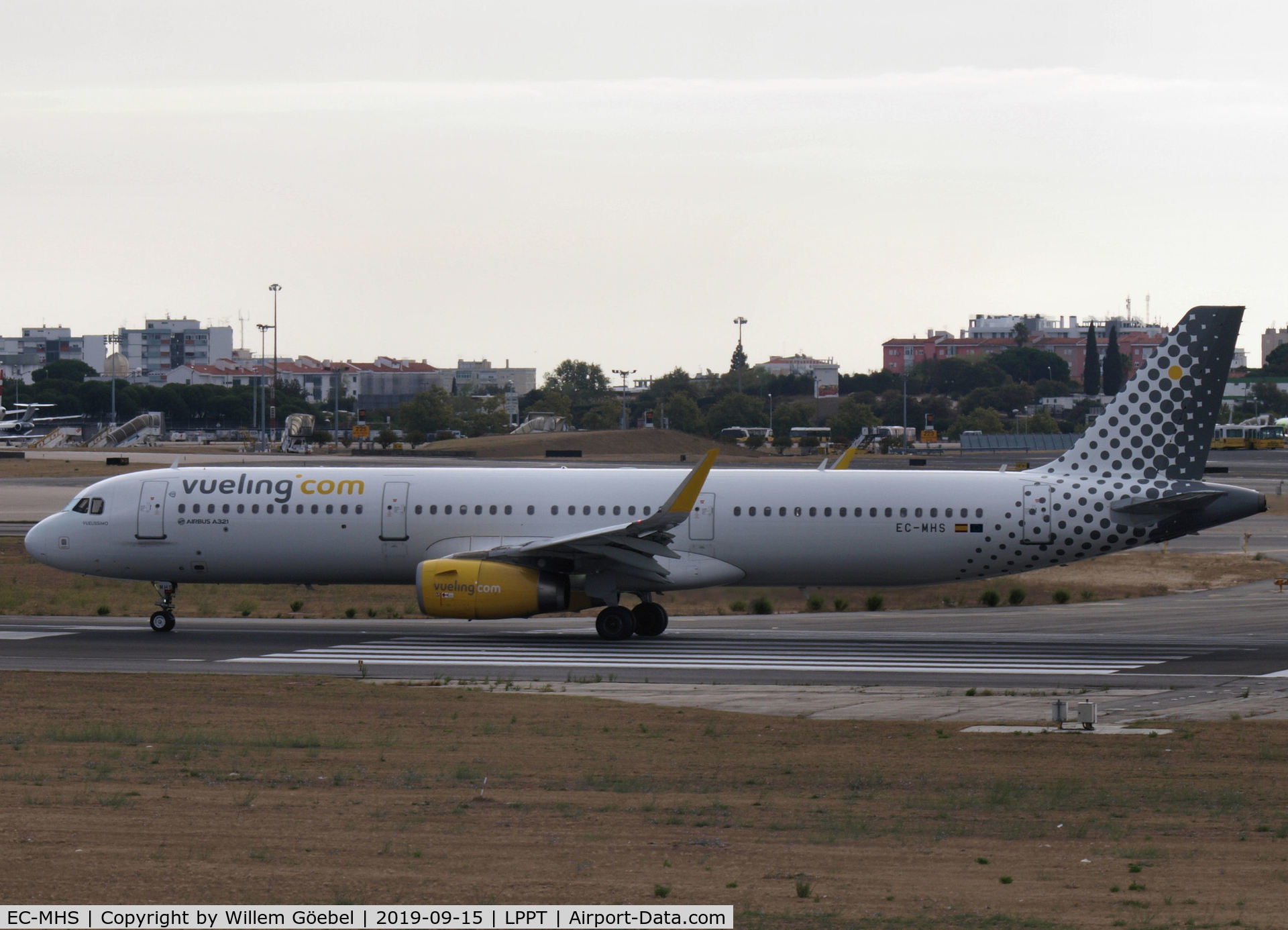 EC-MHS, 2015 Airbus A321-231 C/N 6740, Prepare for take off from Lisbon Airport