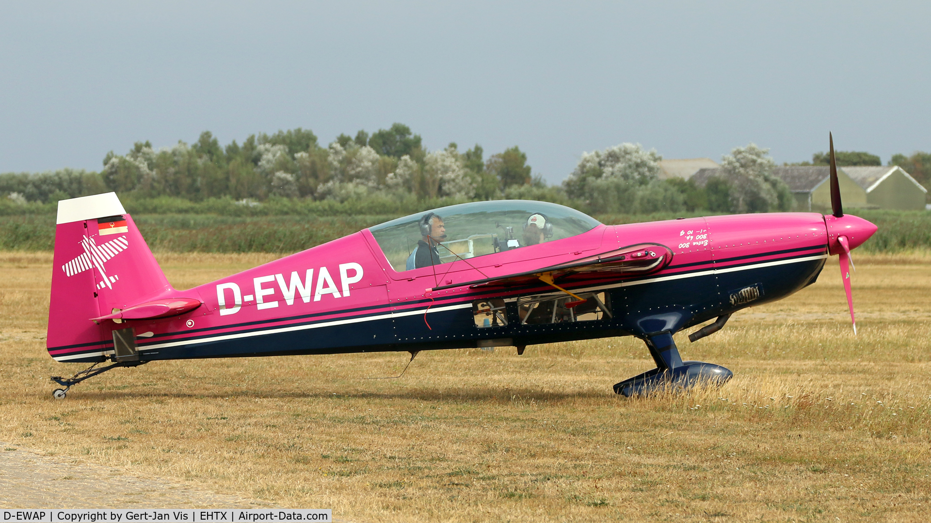 D-EWAP, 1992 Extra EA-300 C/N 034, Going out for his performance during Texel Air Show