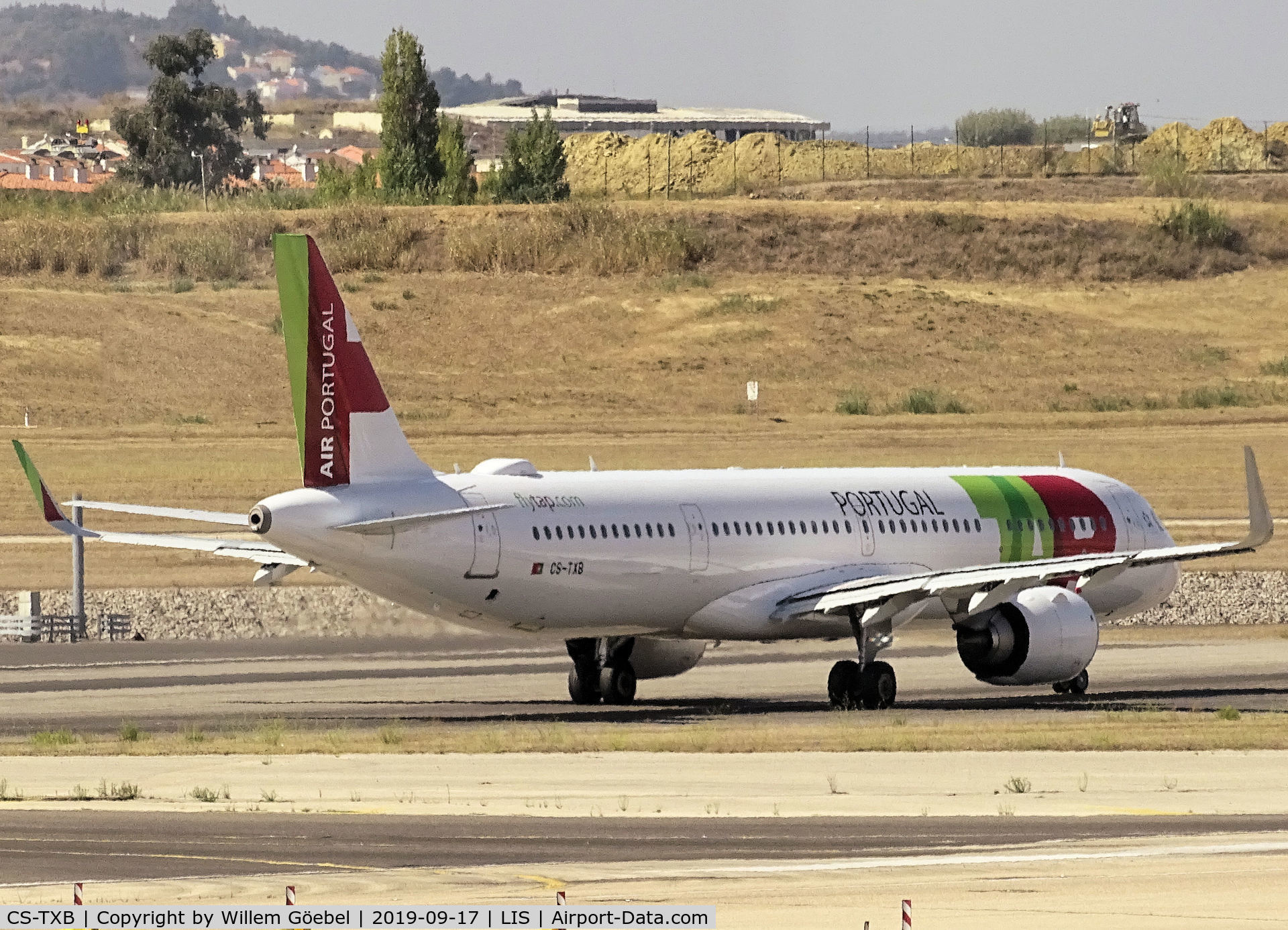 CS-TXB, 2019 Airbus A321-251N C/N 8666, Taxi to the runway from Lisbon Airport