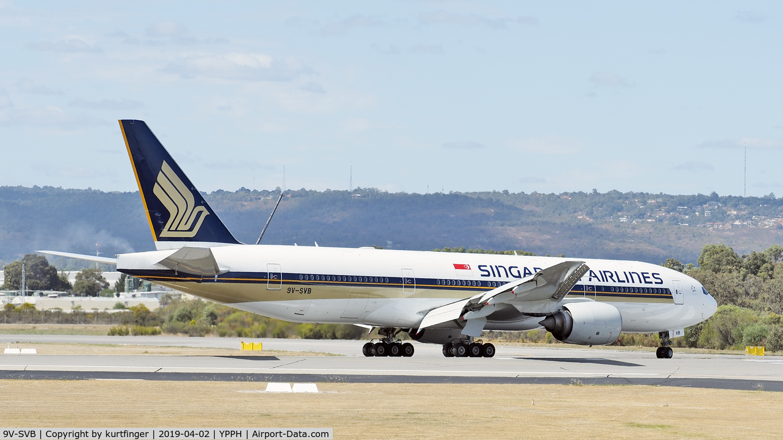 9V-SVB, 2001 Boeing 777-212/ER C/N 28525, Boeing 777-212(ER) SIA 9V-SVB arrival runway 21 YPPH 020419