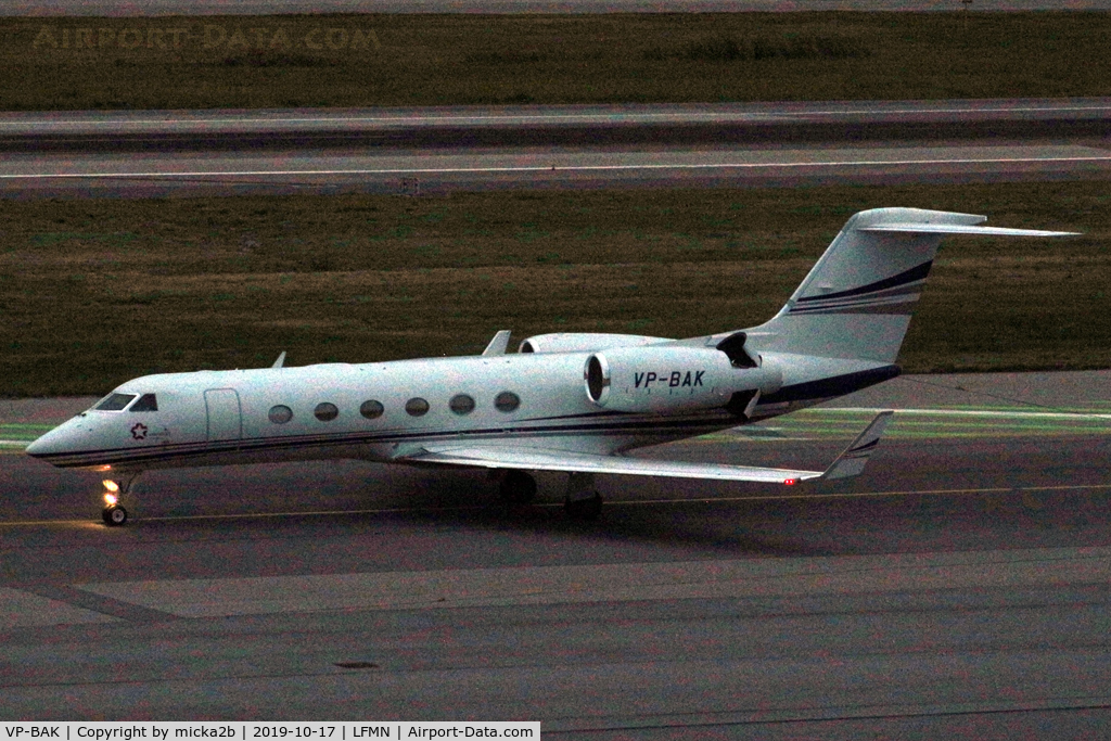 VP-BAK, Gulfstream Aerospace GIV-X (G450) C/N 4310, Taxiing
