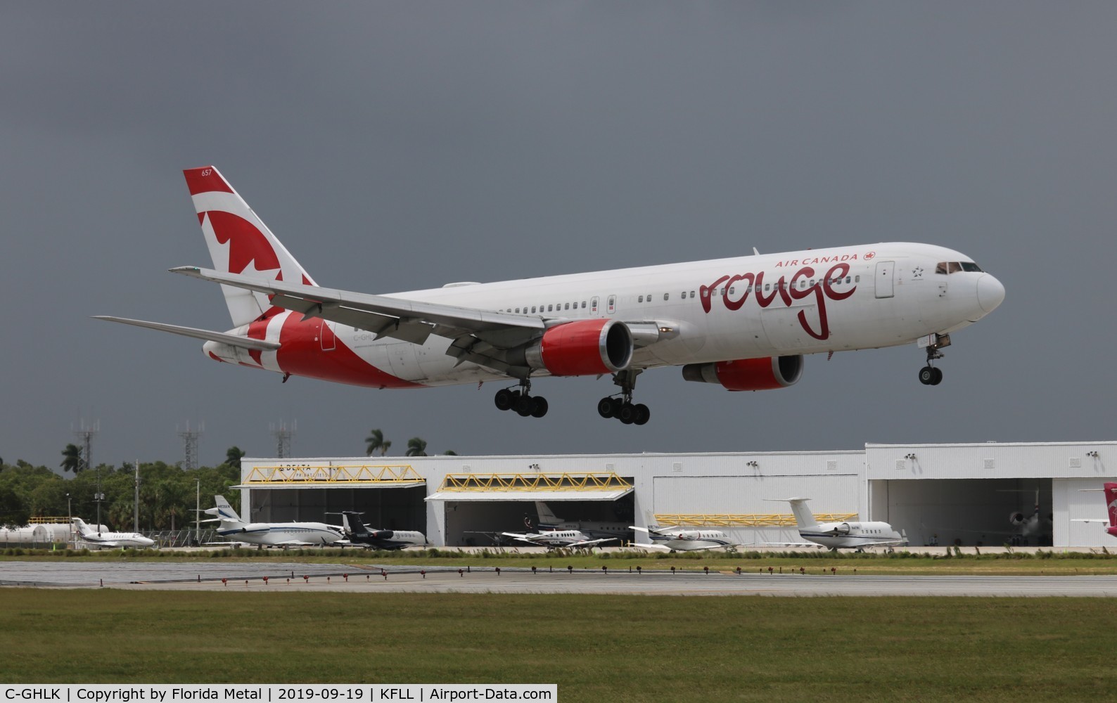 C-GHLK, 1992 Boeing 767-35H C/N 26388, Rouge