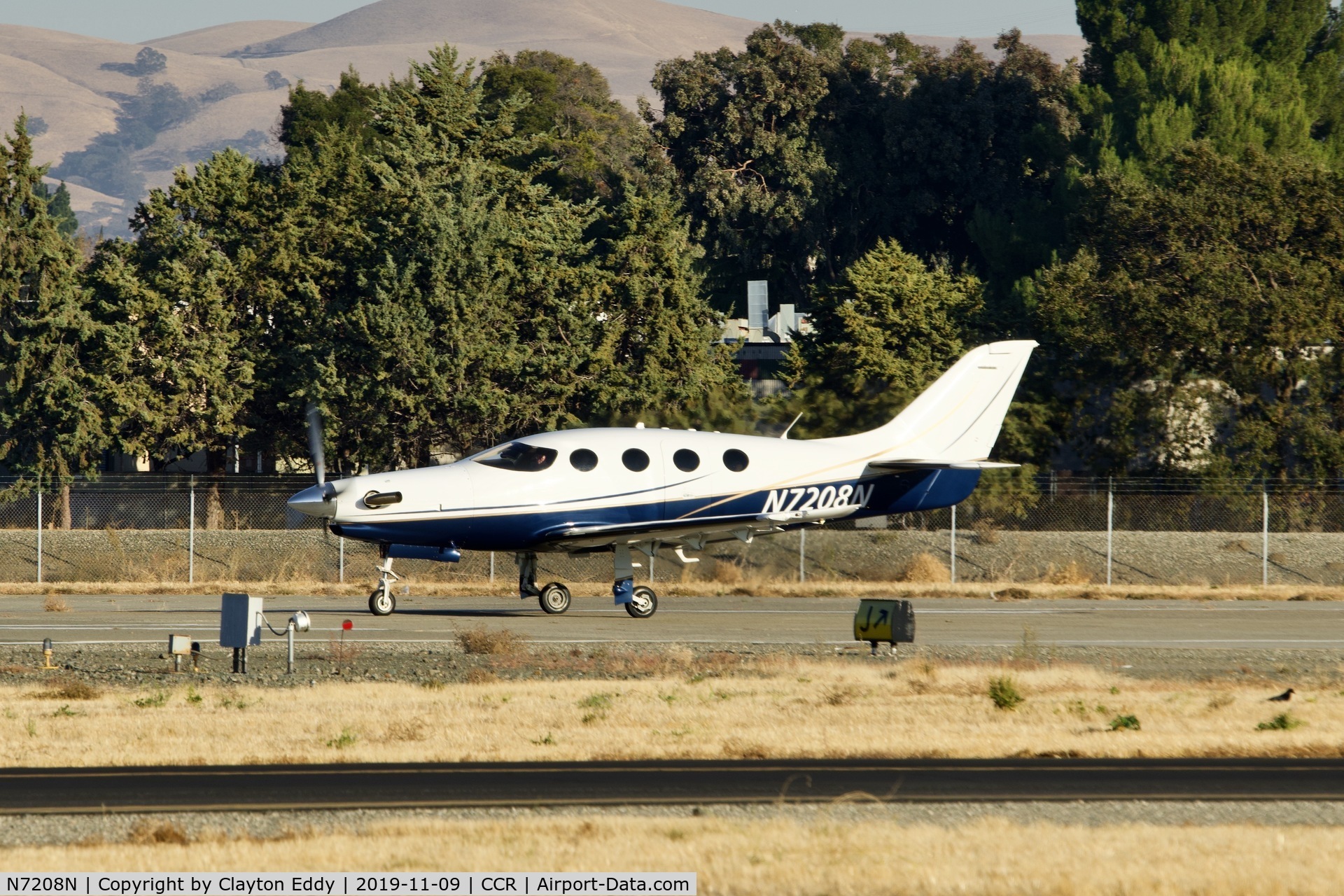 N7208N, 2007 AIR LT Dynasty C/N 202, Buchanan Field Concord Airport California 2019.