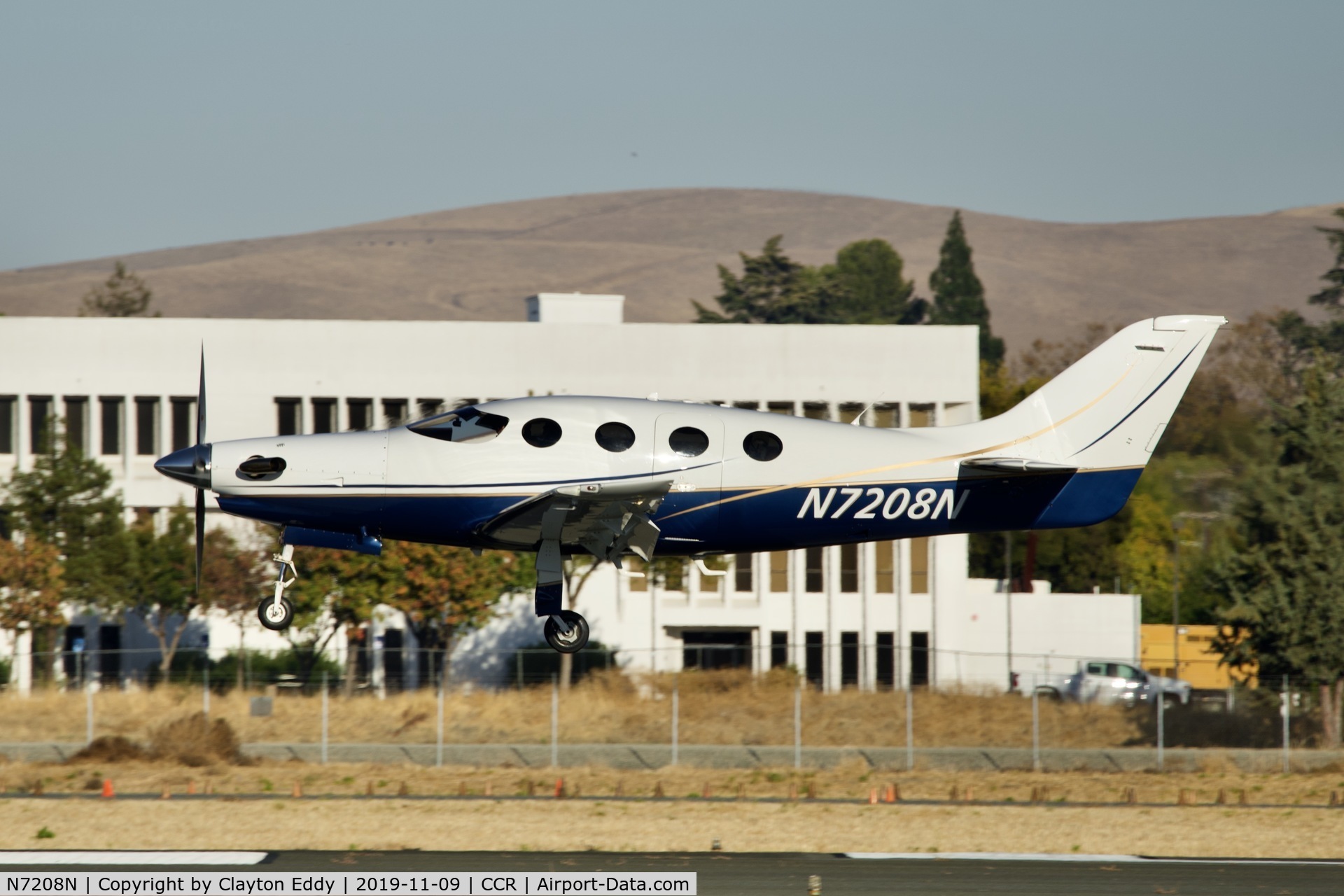 N7208N, 2007 AIR LT Dynasty C/N 202, Buchanan Field Concord Airport California 2019.