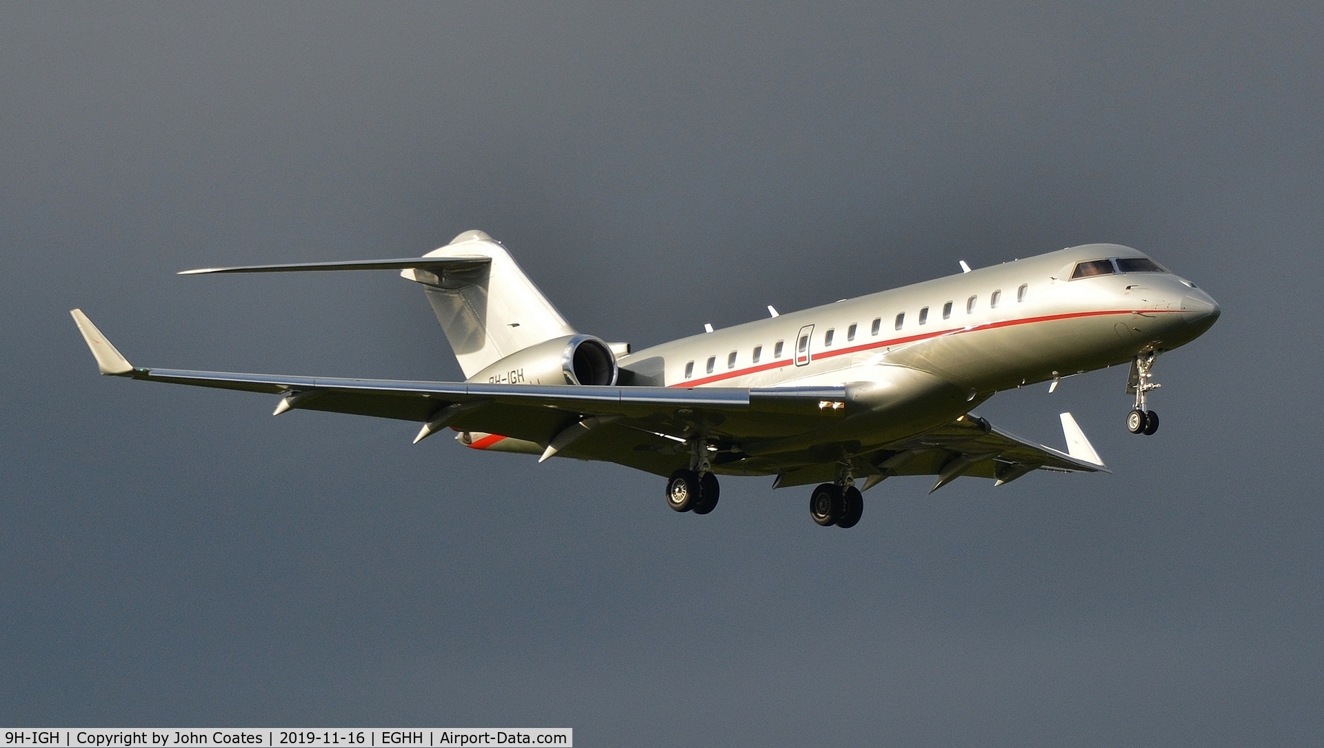 9H-IGH, 2013 Bombardier BD-700-1A10 Global 6000 C/N 9570, On approach during training