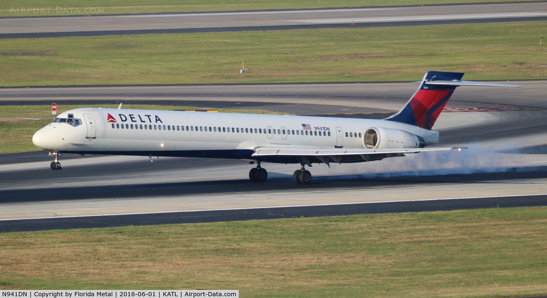 N941DN, 1997 McDonnell Douglas MD-90-30 C/N 53555, Delta