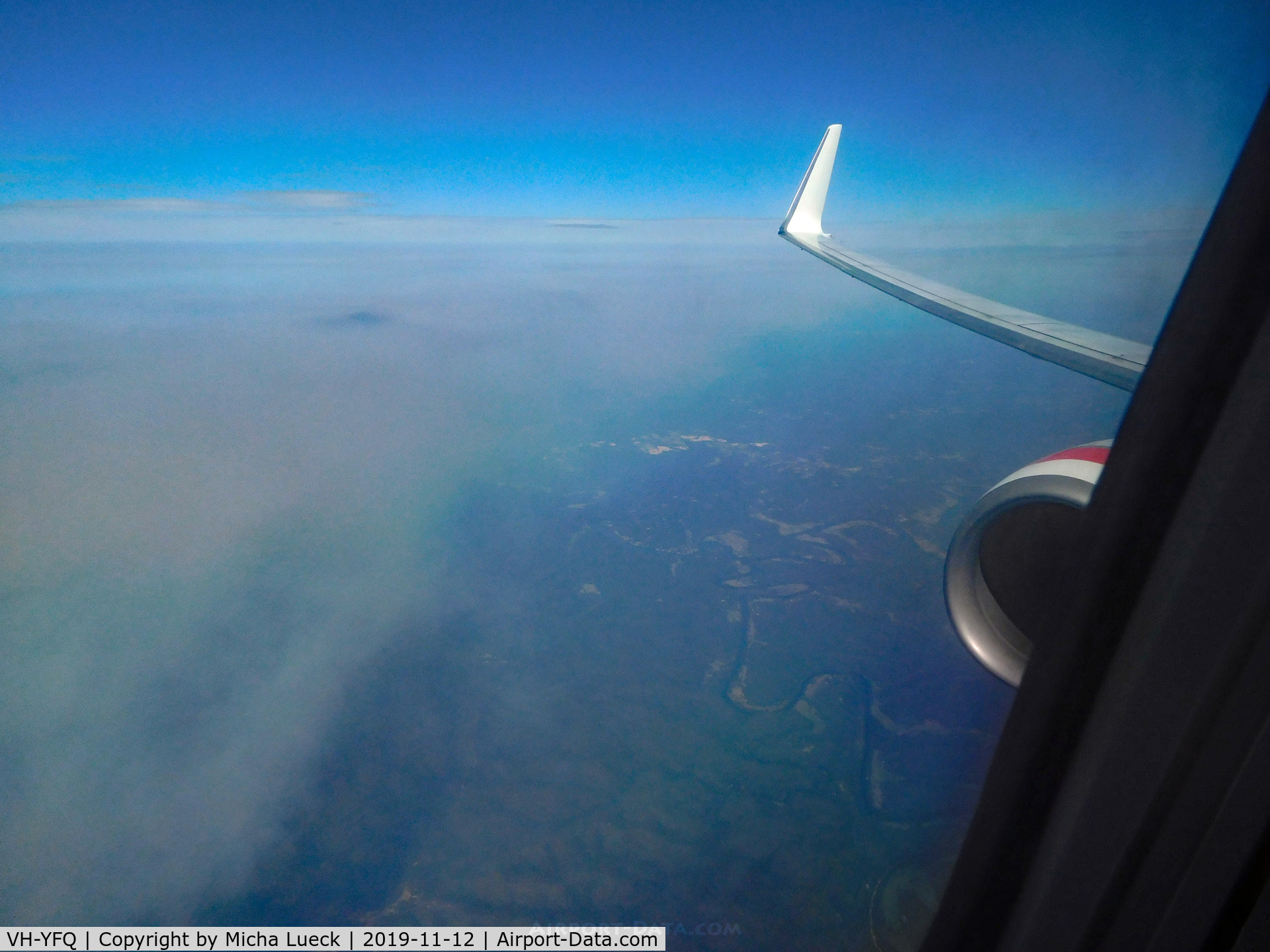 VH-YFQ, 2013 Boeing 737-8FE C/N 41010, At the edge of the massive bush fires (SYD-CNS)