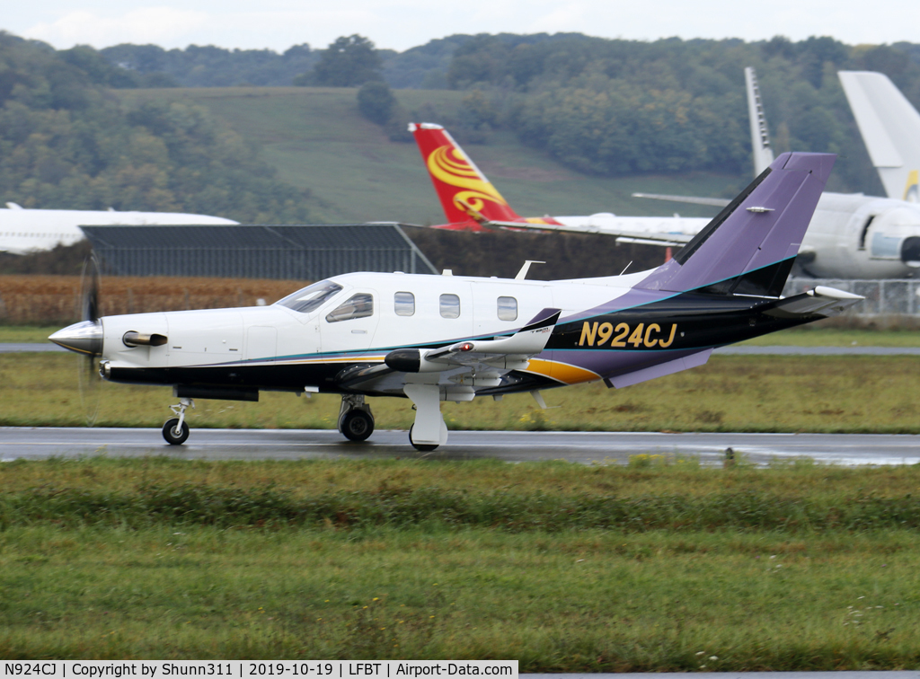 N924CJ, 2014 Socata TBM-700 C/N 1024, Taxiing for departure from rwy 02