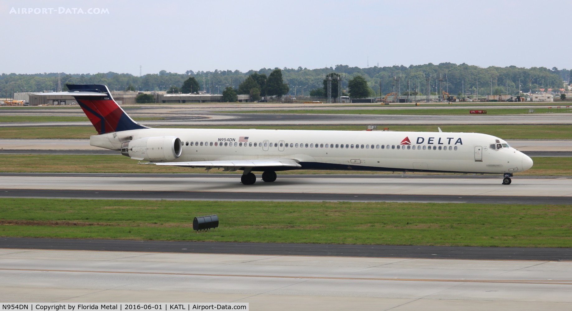 N954DN, 1999 McDonnell Douglas MD-90-30 C/N 53524, Delta