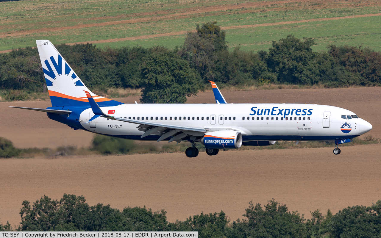 TC-SEY, 2016 Boeing 737-8HC C/N 61182, on final RW09