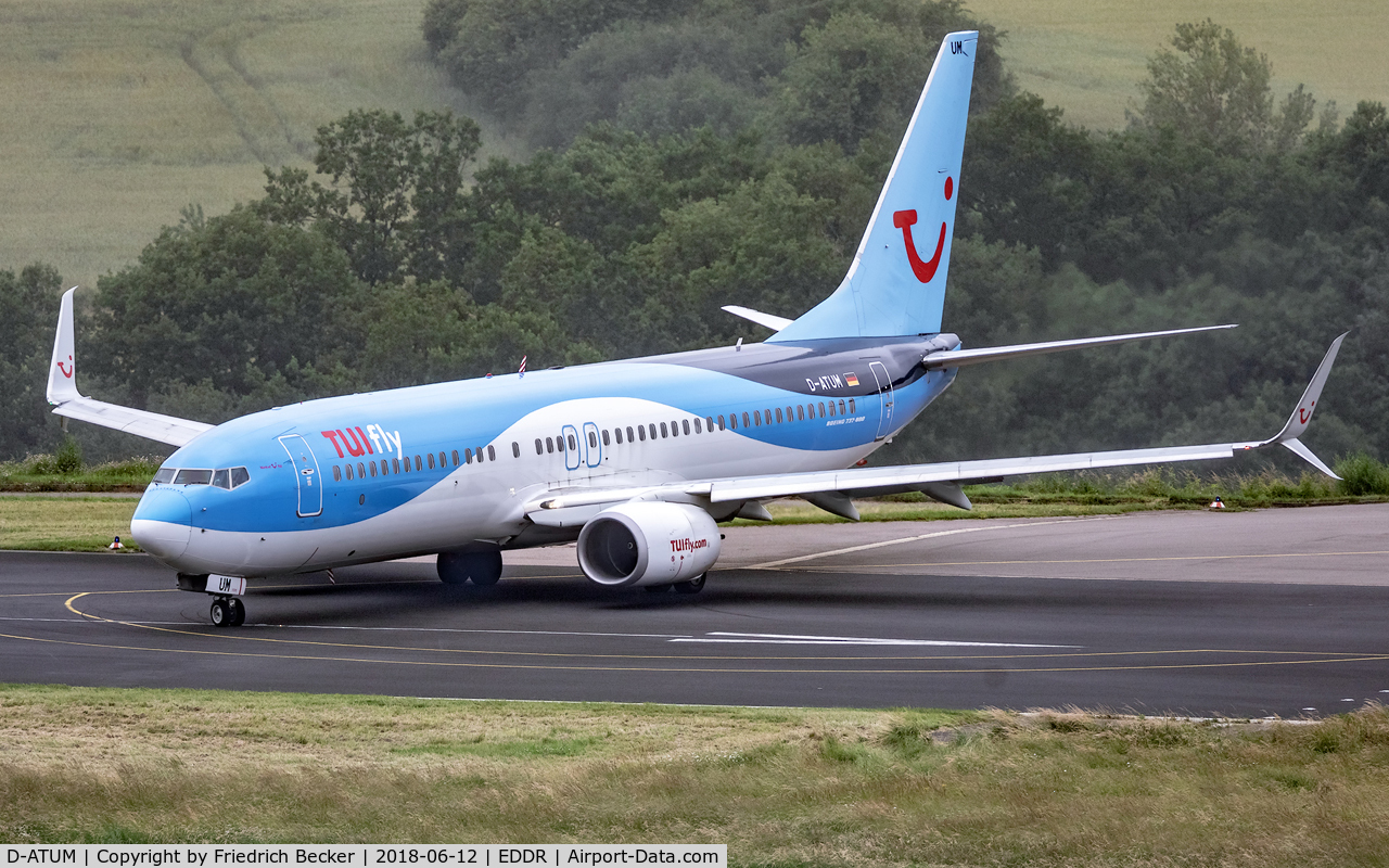 D-ATUM, 2014 Boeing 737-8K5 C/N 37240, lining up prior departure