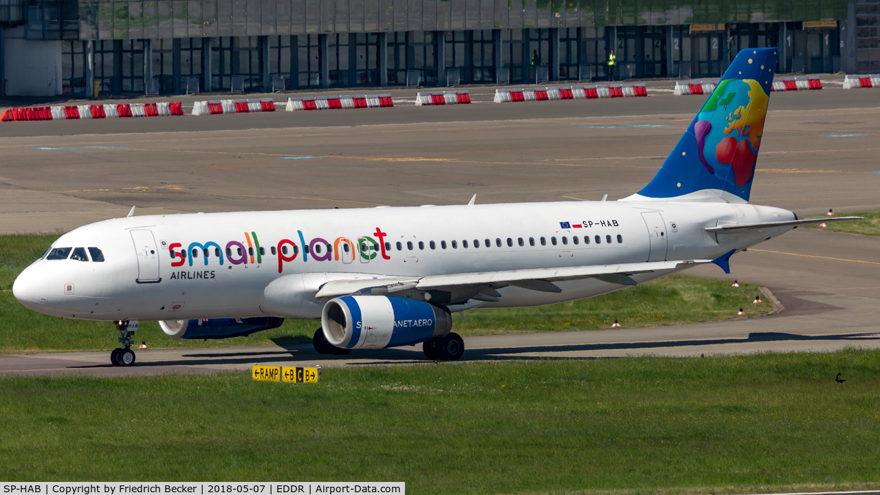 SP-HAB, 2001 Airbus A320-232 C/N 1411, taxying to the active