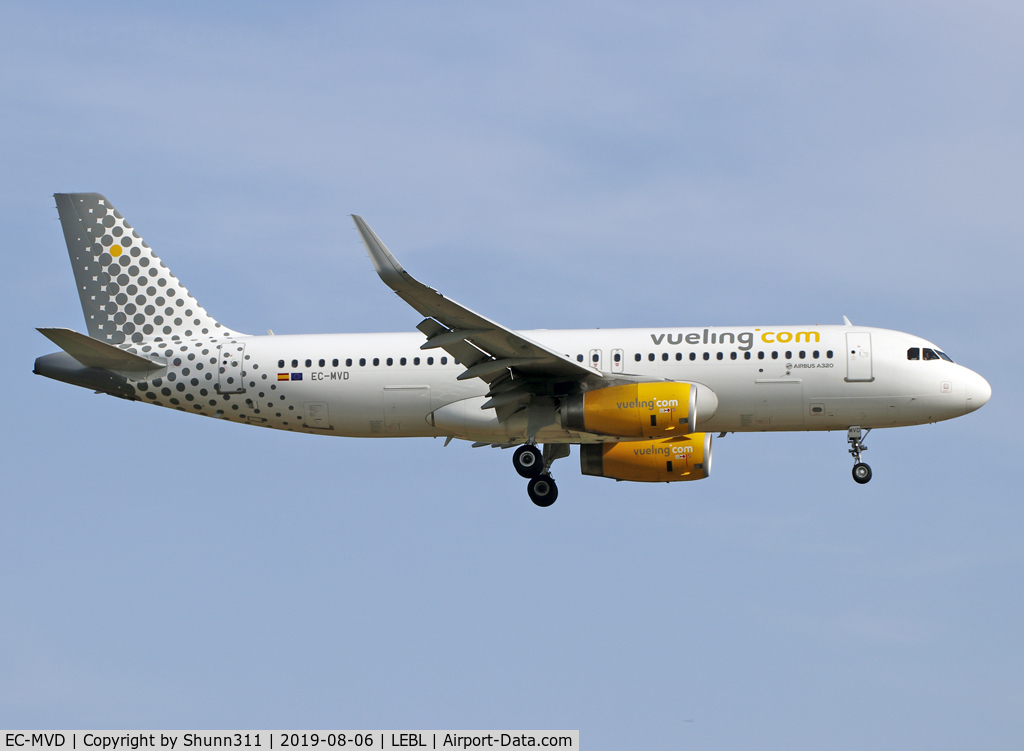 EC-MVD, 2018 Airbus A320-232 C/N 8111, Landing rwy 25R