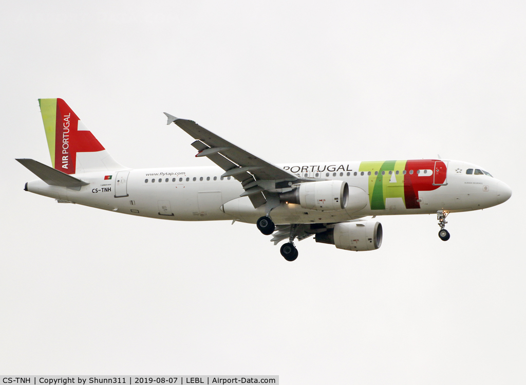 CS-TNH, 1999 Airbus A320-214 C/N 0960, Landing rwy 07L