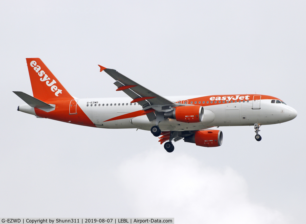 G-EZWD, 2012 Airbus A320-214 C/N 5249, Landing rwy 07L in new c/s
