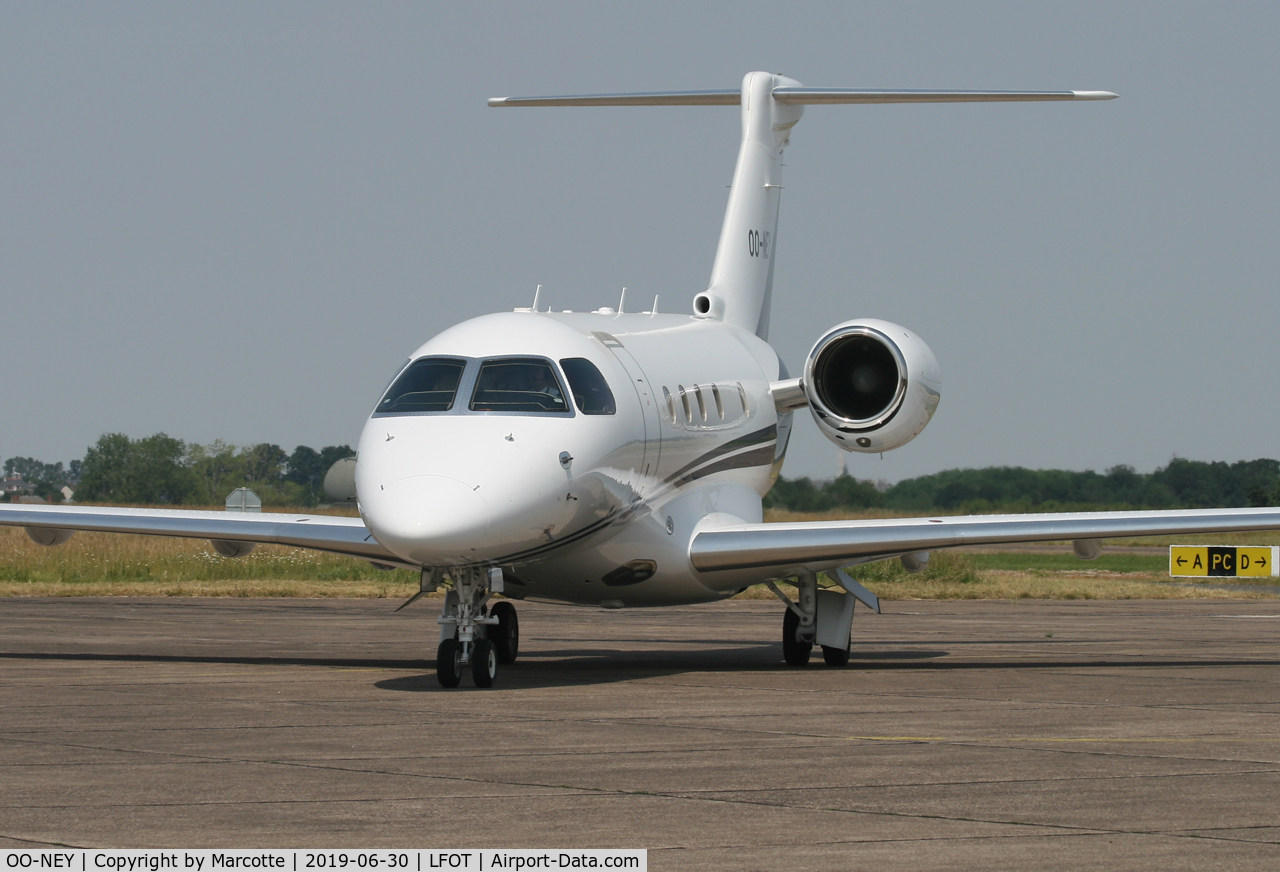 OO-NEY, 2015 Embraer EMB-545 Legacy 450 C/N 55010003, Taxiing to apron.